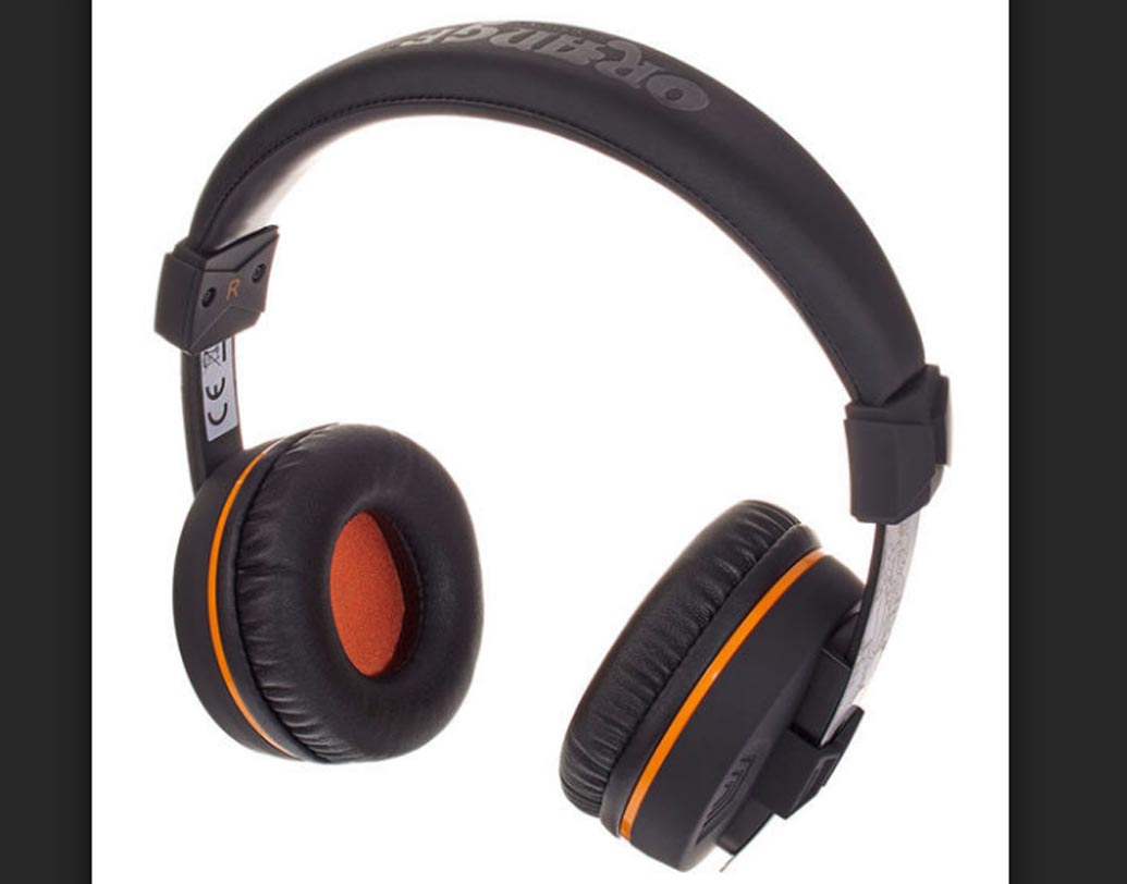 হেডফোন: হেডফোন অতি আবশ্যিক হয়ে ওঠে বিমানে অনেক ক্ষণ সফরের সময়। বিমানে ফোন বা ইন্টারনেটের সংযোগ মেলে না। ফলে একা একা সফর করলে গান শুনে সময় কাটিয়ে দেওয়া যেতে পারে। বলা ভাল অনেক সময় হেডফোন আপনার একাকিত্ব ঘোচাতে সাহায্য করে।