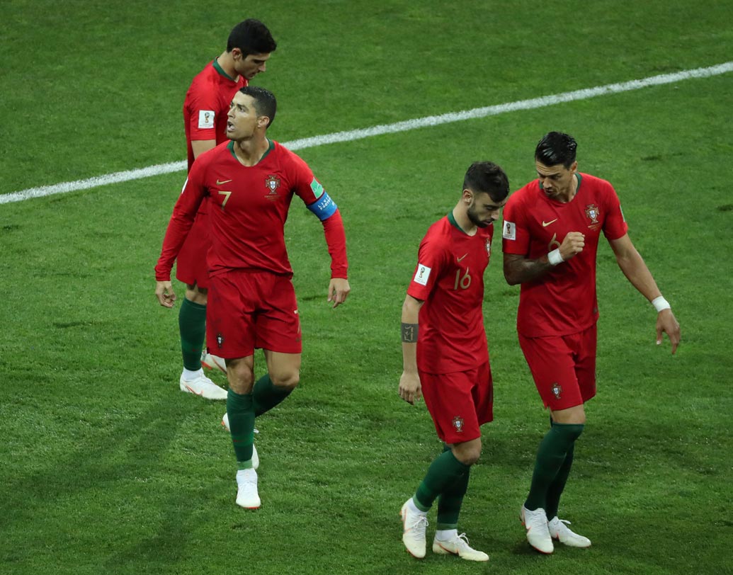 গ্রুপ বি: এই গ্রুপ থেকে স্পেন এবং পর্তুগালের যাওয়ার সম্ভাবনাই বেশি। দুই দলই রয়েছে ৪ পয়েন্টে। স্পেন এবং পর্তুগাল ড্র করলেই চলে যাবে পরের রাউন্ডে। তবে হারলে তাকিয়ে থাকতে হবে অন্য দলের দিকে। অন্য দিকে জিতলে পরের রাউন্ড নিশ্চিত ইরানের। ড্র করলে হিসাবে আসবে গোল পার্থক্য। আজ রাতেই ফয়সালা হয়ে যাবে এই গ্রুপের। মরক্কোর পরের রাউন্ডে যাওয়ার কোনও সম্ভাবনাই নেই।