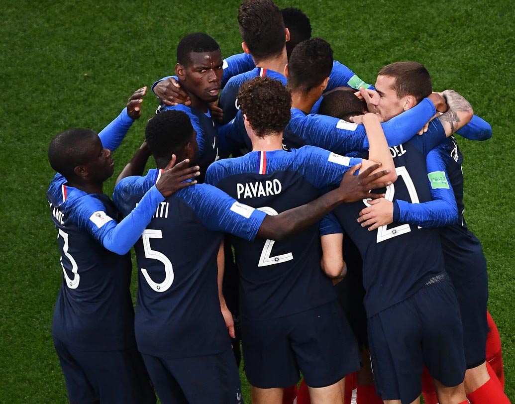 গ্রুপ সি: ফ্রান্স ইতিমধ্যেই পরের রাউন্ডে চলে গিয়েছে। অঘটন না হলে ফ্রান্সের পাশাপাশি এই গ্রুপ থেকে ডেনমার্কের যাওয়ার সম্ভাবনা বেশি। ফ্রান্সের বিরুদ্ধে শেষ ম্যাচে ডেনমার্কের ড্র করলেই চলবে। হারলে তাকিয়ে থাকতে হবে অস্ট্রেলিয়া পেরু ম্যাচের ফলাফলের দিকে। সে ক্ষেত্রে পরের রাউন্ডে যেতে পেরুকে বড় ব্যবধানে হারাতে হবে অজিদের। পেরুর পরের রাউন্ডে যাওয়ার কোনও সুযোগ নেই।