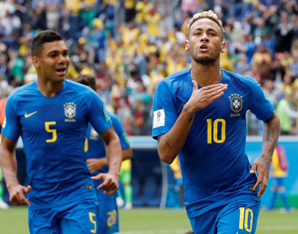 গ্রুপ ই: এই গ্রুপে পরের রাউন্ডে যাওয়ার লড়াই তিন দলের। ব্রাজিল এবং সুইসদের দরকার একটা ড্র। অন্য দিকে পরের রাউন্ডে যেতে গেলে জিততেই হবে সার্বিয়াকে। হারলেও নেমারদের সম্ভাবনা থাকছে পরের রাউন্ডে যাওয়ার। সে ক্ষেত্রে কোস্টা রিকার কাছে হারতে হবে সুইজারল্যান্ডকে। এবং অবশ্যই হিসাবে আসবে গোল পার্থক্য। ইতিমধ্যেই বিদায় নিয়েছে কোস্টা রিকা।