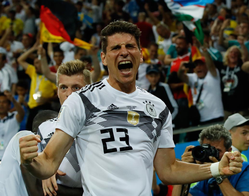 গ্রুপ এফ: দু’ম্যাচ জিতে এক নম্বরে থাকলেও নিশ্চিত নয় মেক্সিকো। শেষ ম্যাচে সুইডেনের বিরুদ্ধে ড্র করলেই পরের রাউন্ডে নিশ্চিত তারা। সুইডেন এবং জার্মানি দাঁড়িয়ে একই জায়গায়। জয় বা ড্র দু’ক্ষেত্রেই দুই দলের সম্ভাবনা থাকছে, তবে যে কোনও ক্ষেত্রেই তাদের অন্য দলের ফলাফলের দিকে তাকিয়ে থাকতে হবে। পরের রাউন্ডের যাওয়ার সুযোগ নেই দক্ষিণ কোরিয়ার।