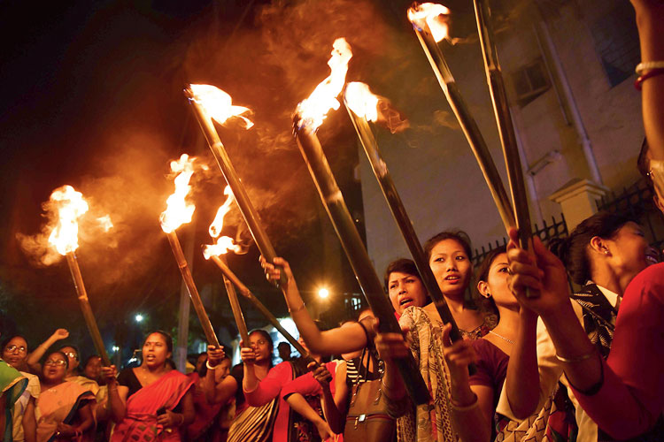 আগুন: নাগরিকত্ব (সংশোধনী) বিল, ২০১৬-র বিরুদ্ধে গুয়াহাটির রাস্তায় প্রতিবাদ। জুন, ২০১৮। ছবি: এএফপি