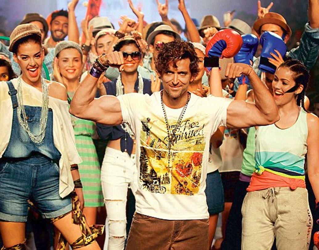 হৃতিক রোশন:  বিতর্ক তাঁর সর্বক্ষণের সঙ্গী। তাও হলি-বলির ইঁদুর দৌড়ে অনেকটাই এগিয়ে বলিউডের ‘গ্রিক গড’। ২০১৮ সালে বিশ্বসেরা হ্যান্ডসাম অভিনেতাদের তালিকাতেও প্রথম স্থানে তিনি। এ হেন তারকার স্টেজ পারফরম্যান্সের পারিশ্রমিক যে একটু বেশিই হবে তাতে আর আশ্চর্যের কি আছে। এক একটা পারফরম্যান্সের জন্য সাড়ে তিন কোটি টাকা পারিশ্রমিক নেন হৃতিক।