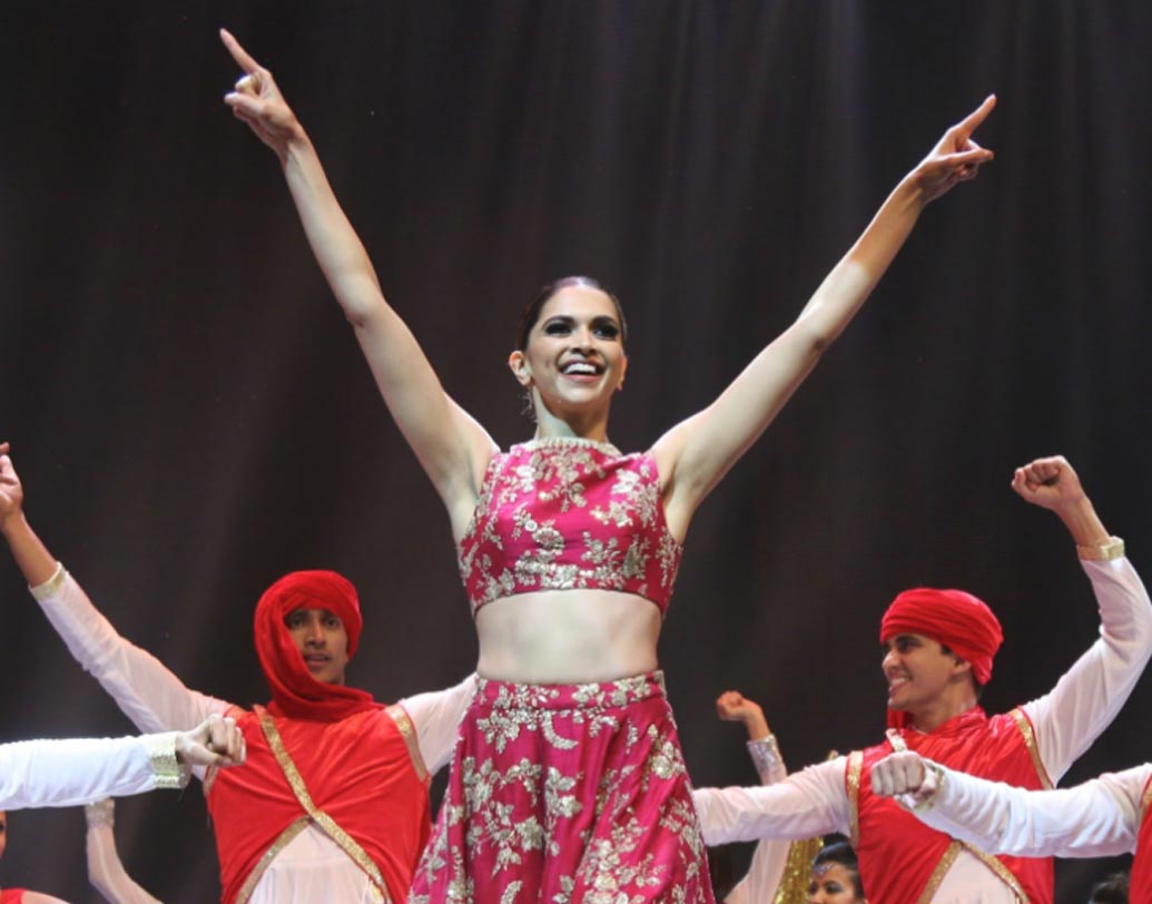 দীপিকা পাড়ুকোন: বলিউডে এখন তাঁরই রাজত্ব। বি-টাউনে সর্বোচ্চ পারিশ্রমিক নেওয়া তারকাদের মধ্যেও প্রথম সারিতে তিনি। দীপিকার লাইভ পারফরম্যান্স মানেই মাথার ঘাম পায়ে ফলতে হয় আয়োজকদের। মাত্র চার মিনিটের স্টেজ পারফরম্যান্সের জন্য দীপিকার পারিশ্রমিক প্রায় দেড় কোটি টাকার কাছাকাছি।