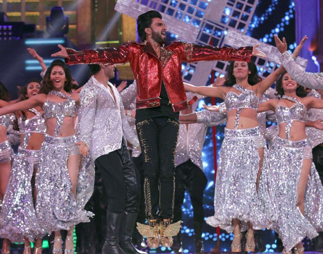 রণবীর সিংহ: কাজের প্রতি ডেডিকেশন এবং কমিটমেন্টের নিরিখে তিনি নাকি অনেকের থেকেই এগিয়ে। তিনি অর্থাত্  রণবীর সিংহ। এই মুহূর্তে বলিউডের হার্টথ্রব রণবীরের স্টেজ পারফরম্যান্সের পারিশ্রমিকও অন্যদের থেকেও একটু বেশি। যে কোনও স্পেশাল পারফরম্যান্সের জন্য রণবীরের পারিশ্রমিক ২ কোটি টাকা।