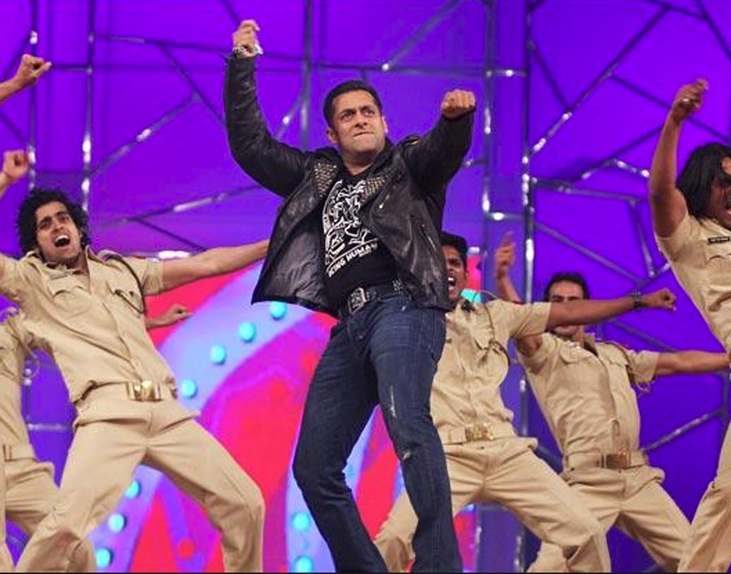 সলমন খান: পর্দায় ‘ভাইজান’ মানেই ভক্তেরা মাতোয়ারা। আর যদি ভাইজানের স্টেজ পারফরম্যান্স হয় তাহলে তো আর কথাই নেই। নাচের স্টেপ দিয়ে হোক বা কমেডি— আসর মাতাতে সলমনের জুড়ি মেলা ভার। তাই তাঁর পারিশ্রমিকও নজরকাড়া। যে কোনও স্টেজ শো-এর জন্য ভাইজানের পারিশ্রমিক ৫ কোটি টাকার কাছাকাছি।