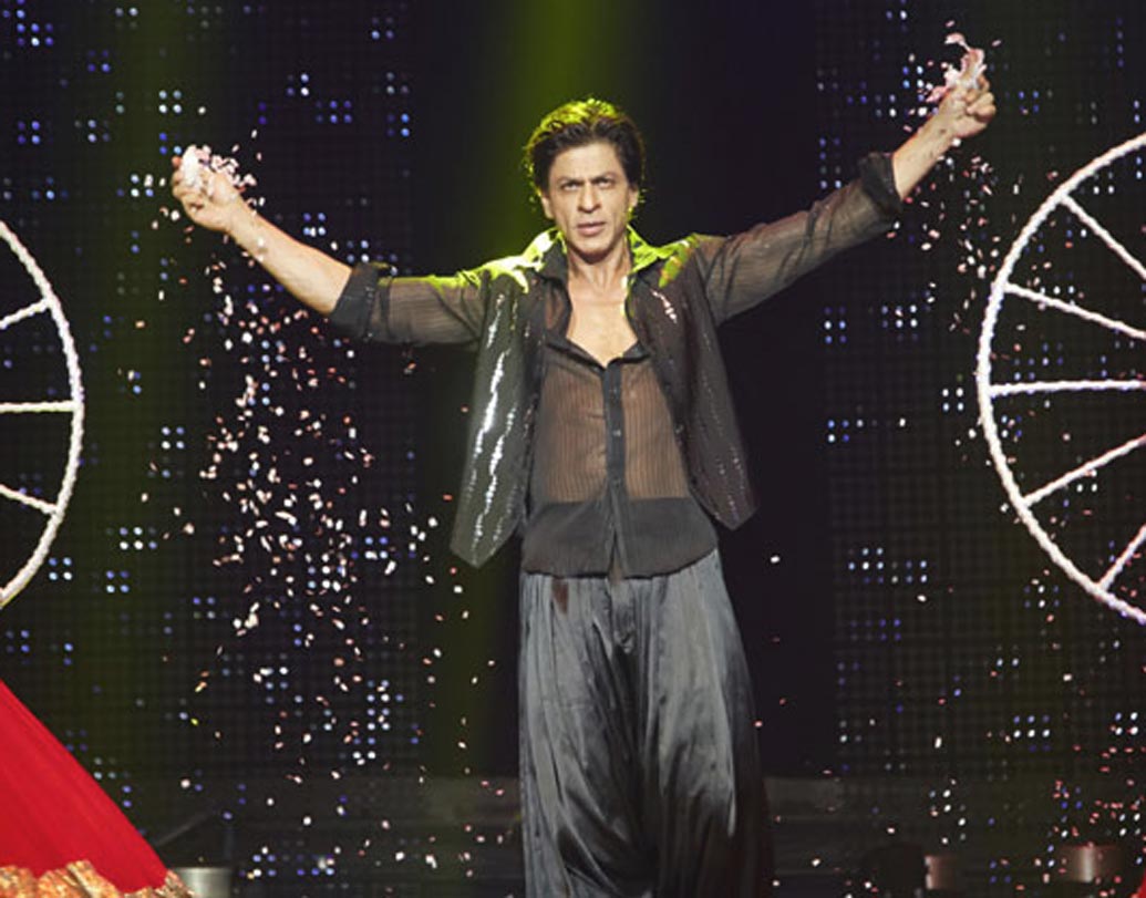 শাহরুখ খান: স্টেজ পারফরম্যান্সের জন্য বলি বাদশার পারিশ্রমিক ২-৩ কোটি টাকার কাছাকাছি। ঘণ্টা দেড়েকের জন্য শো সঞ্চালনা করতে হলেও একই পারিশ্রমিক নেন শাহরুখ।