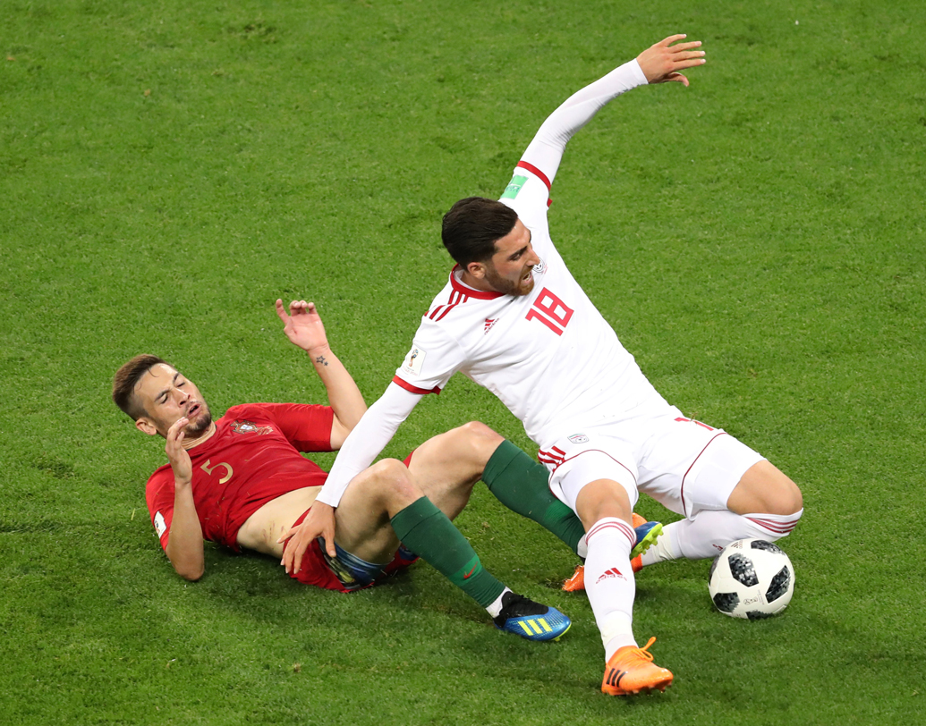 রাফায়েল গুয়েরেইরো (খারাপ): কোনও মতে ইরানের বিরুদ্ধে ড্র করেছে পর্তুগাল। শুধু রোনাল্ডো নন, নিজের প্রতি সুনাম বজায় রাখতে পারেননি অনেকেই। তাঁদের মধ্যে অন্যতম রাফায়েল গুয়েরেইরো। অনেক সুযোগ মিস করতে দেখা গিয়েছে তাঁকে। ইরানের বিরুদ্ধে খুবই নিম্নমানের ফুটবল খেলেছেন তিনি।