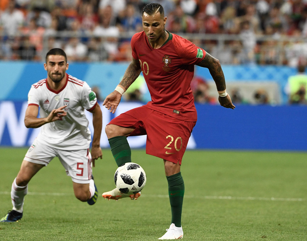 রিকার্ডো কোয়ারেজ়মা (ভাল): ইরানের বিরুদ্ধে বড় প্রাপ্তি অবশ্যই কোয়ারেজ়মা। পর্তুগালের ফুটবলারটিকে নতুন ভাবে পাওয়া গিয়েছিল ম্যাচে। পর্তুগালের থেকে এই ম্যাচে প্রাপ্তি একমাত্র কোয়ারেজ়মার গোলটা। প্রথমার্ধের শেষ দিকে ইরানের লেফ্ট ব্যাক যেখানে দাঁড়ান, সেখানে ওয়ান-টু খেলে, ভিতরের দিকে ঢুকে এসে ডান পায়ের ‘আউট সাইড’ দিয়ে বল গোলে পাঠালেন, তা অনবদ্য। তাই তিনিই তো সেরা। 