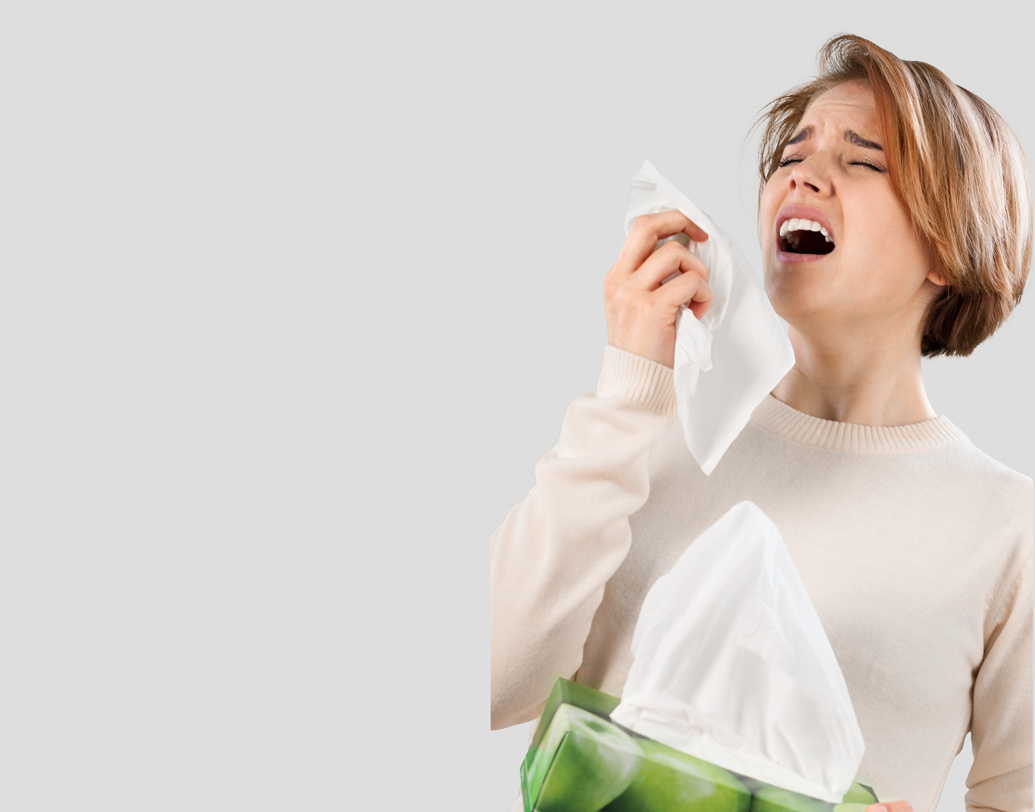 হৃদ্স্পন্দন বন্ধ: আপনি হাঁচলে মা-ঠাকুমারা পিঠে আলতো হাতের চাপ দিয়ে বলেন, ‘ষাট-ষাট।’ চিকিৎসকদের দাবি, হাঁচির সময় মানুষের হৃদ্‌স্পন্দন বন্ধ হয়ে যায় কয়েক মিলিসেকেন্ডের জন্য। সেই সময় হৃদপিণ্ডকে সচল রাখার জন্যই অমনটা করা হয়। তা বলে তাঁরা যে এমনটা জেনেবুঝেই করেন তা নয়। তাঁরা করেন অনেকটাই স্নেহের বশে। ছবি: শাটারস্টক।