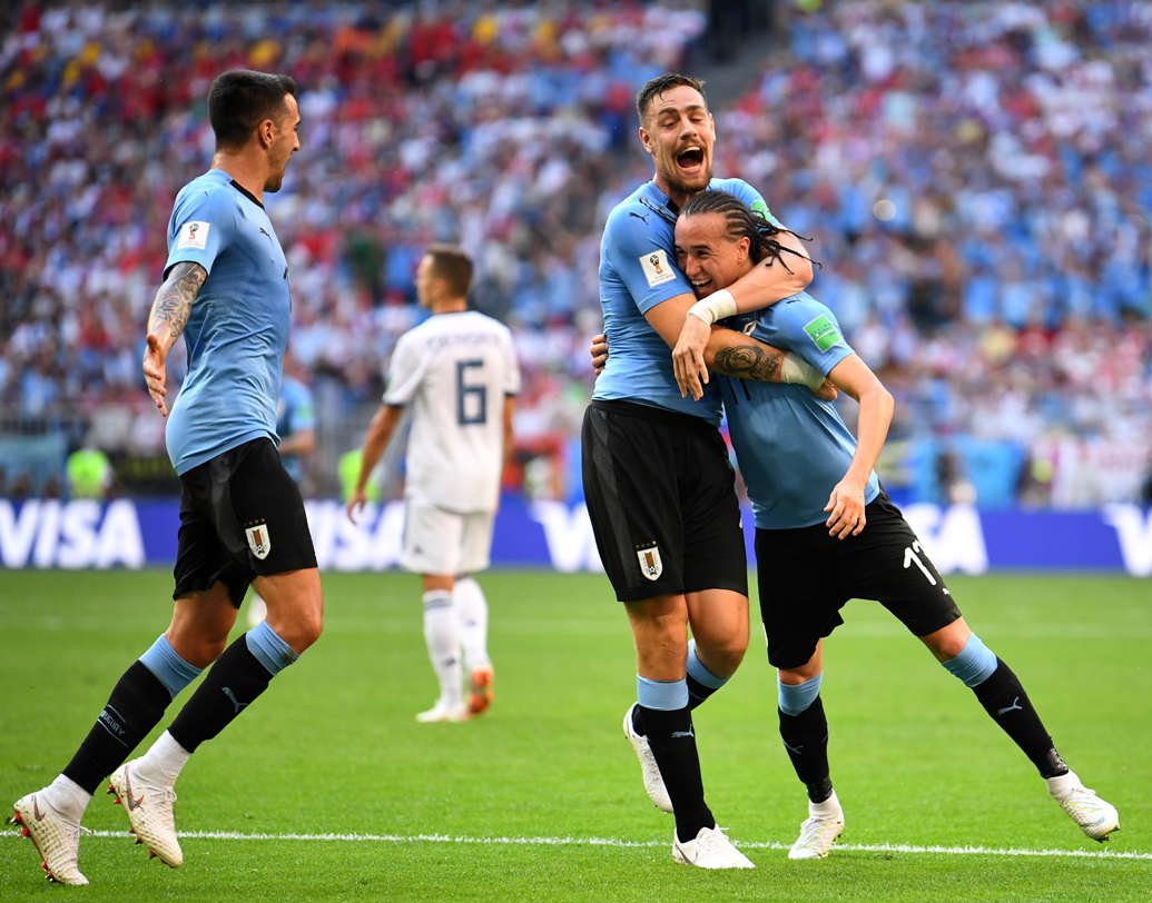 ১৯৩০ সালে প্রথম বিশ্বকাপেই এই নজির গড়ে উরুগুয়ে। নিজের দেশেই এই রেকর্ড গড়ে তারা। ফাইনালে আর্জেন্টিনাকে হারিয়ে চ্যাম্পিয়ন হয় উরুগুয়ে।