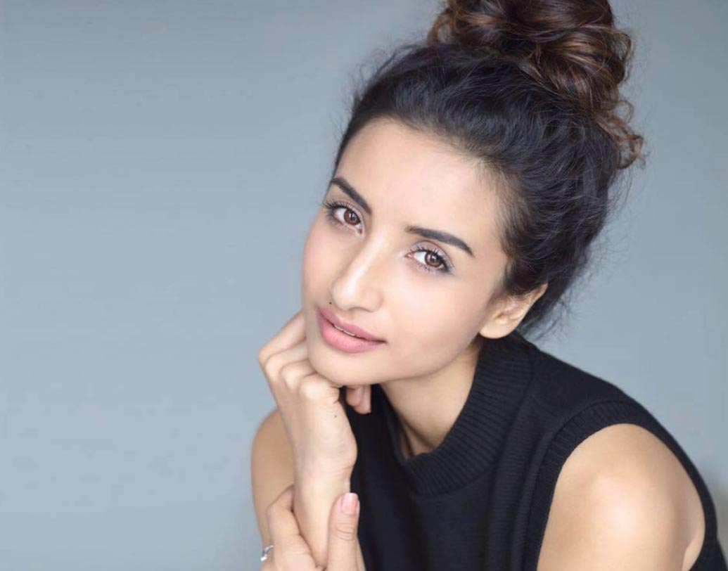 পত্রলেখা: বাবা চাইতেন মেয়ে চাটার্ড অ্যাকাউন্ট্যান্ট হোক। কিন্তু, মেয়ের মন পড়েছিল গ্ল্যামার দুনিয়ায়। রাজকুমার রাওয়ের বিপরীতে ‘সিটি লাইটস’ ছবিতে মুখ্য চরিত্রে পত্রলেখাকে কাস্ট করেন পরিচালক হংসল মেহতা। ছবিটিতে অনবদ্য অভিনয় দিয়েই শুরু হয় রূপোলি পর্দায় পত্রলেখার জার্নি।