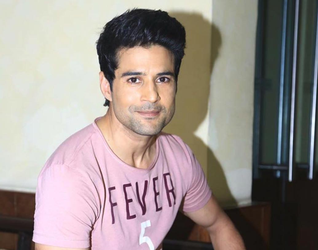 রাজীব খান্ডেলওয়াল: ছোট পর্দাতেই কেরিয়ারের শুরু রাজীবের। টিভি সিরিজ এবং ধারাবাহিকের বেশ জনপ্রিয় মুখ রাজীব খান্ডেলওয়ালের বলিউডের এন্ট্রি ২০০৮ সালে ‘আমির’ ছবি দিয়ে। তারপর একে একে ‘শয়তান’, ‘টেবিল নম্বর ২১’, ‘ফিভার’ ও একাধিক ডকুমেন্টারি ছবিতে নজর কাড়েন রাজীব।