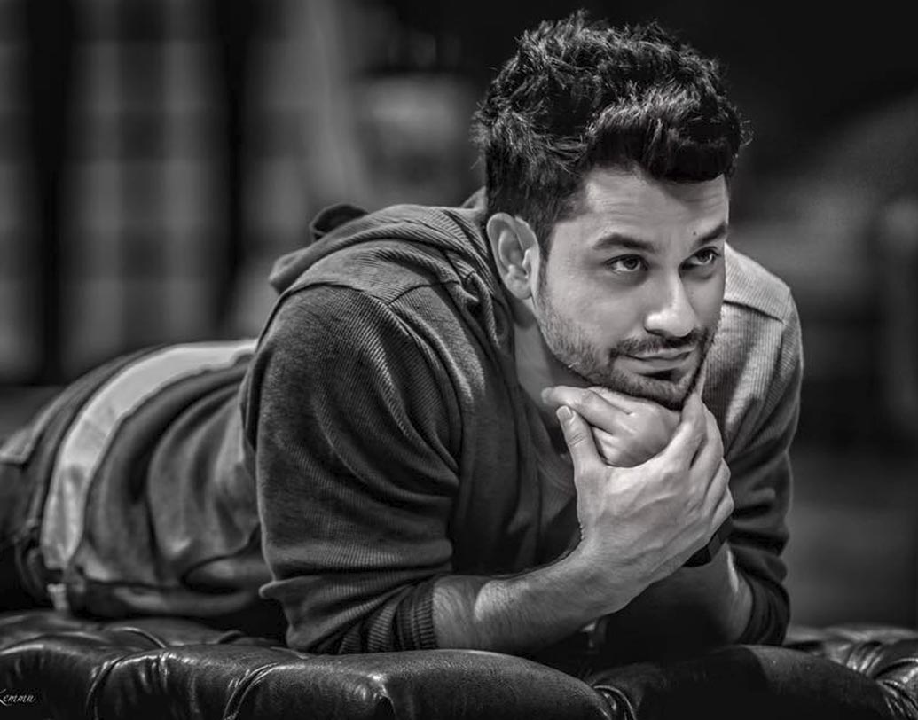 কুণাল খেমু: ১৯৯০ সালে শিশু অভিনেতা হিসেবেই রূপোলি পর্দায় মুখ দেখিয়েছিলেন কুণাল। তার পর দীর্ঘ দিনের বিরতি। ফের ২০০৫ সালে ডেবিউ ছবি ‘কলিযুগ’-এ নজর কাড়েন তিনি। ‘ট্র্যাফিক সিগনাল’, ‘ঢোল’, ‘গোলমাল’, ‘গো গোয়া গন’—কুণালের অভিনীত ছবির তালিকাটা নেহাত কম নয়।