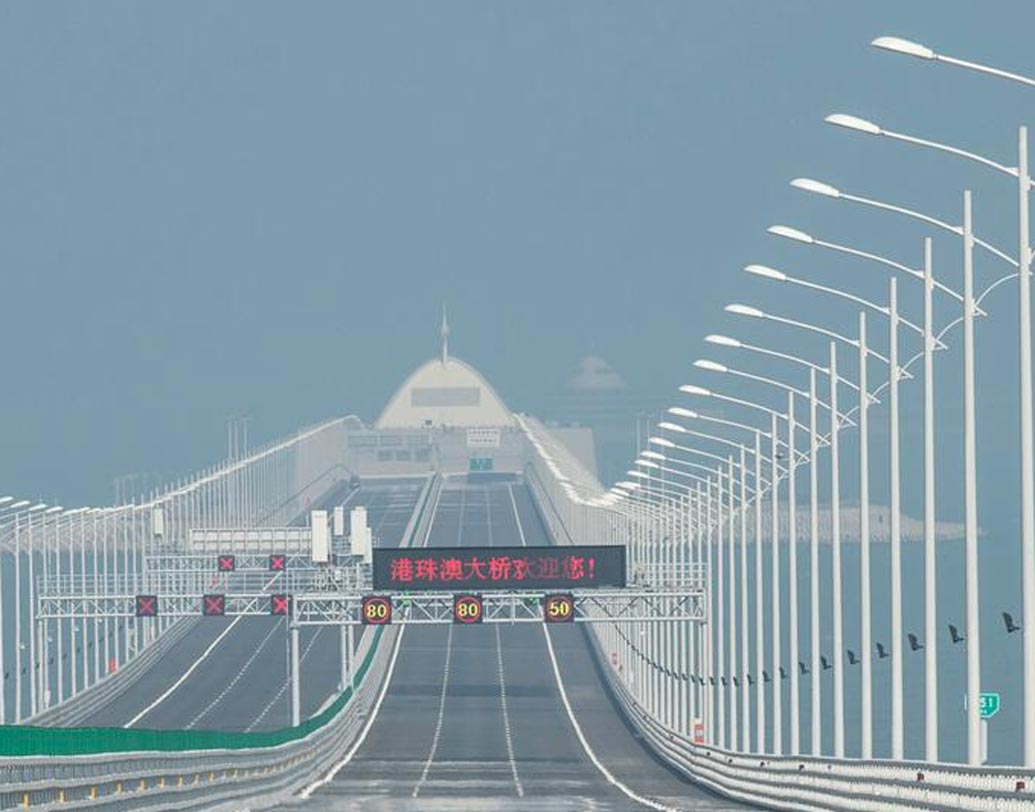 চিন থেকে এ বার কম সময়ে সরাসরি চলে যাওয়া যাবে হংকং বা ম্যাকাও। সৌজন্যে এই সমুদ্র-সেতু।  সেতুটির দৈর্ঘ প্রায় ৫৫ কিলোমিটার (৩৪ মাইল)।