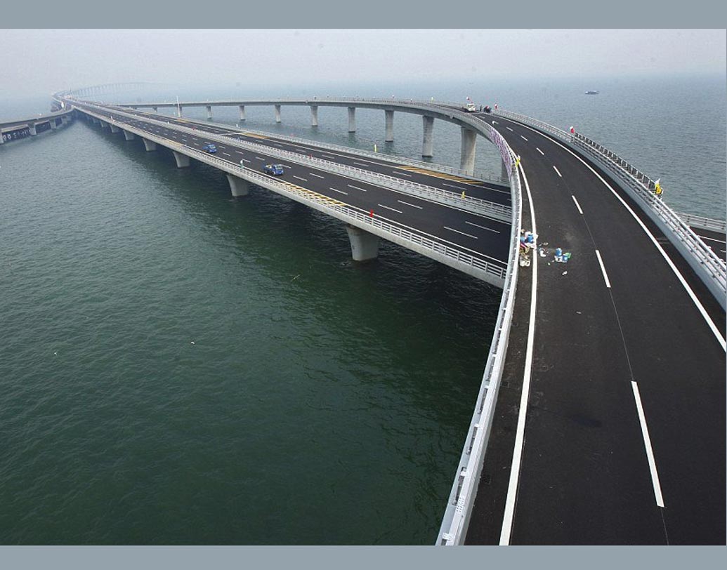 প্রকল্পটির মুখ্য ইঞ্জিনিয়ার জাও ইয়ংগ্লিনের কথায়, সেতুটি বানাতে যত ইস্পাত লেগেছে তা আইফেল টাওয়ারেরও ৬০ গুণ বেশি। আমেরিকা, ব্রিটেন, সুইৎজারল্যান্ড, জাপান এবং নেদারল্যান্ডস-সহ ১৪টি দেশের দক্ষ কারিগরদের চেষ্টায় সেতুটির নির্মাণ করা হয়।