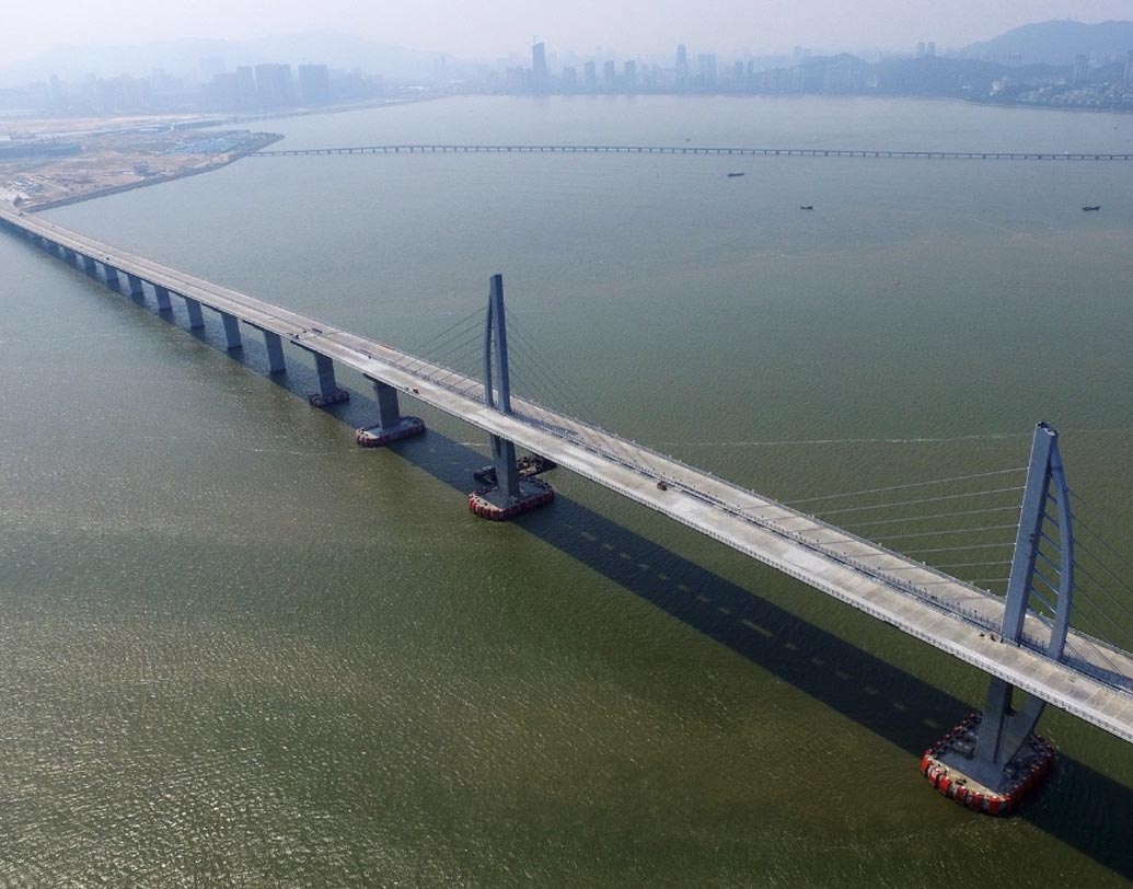 সমুদ্রের নীচে ৬.৭  কিলোমিটার টানেল বানাতেই রাতের ঘুম উড়ে গিয়েছিল বলে জানিয়েছেন জাও ইয়ংগ্লিন। তিনি বলেছেন, ৮০ হাজার টন পাইপ পর পর জুড়ে সর্বাধুনিক ‘ওয়াটারটাইট টেকনোলজি’ ব্যবহার করে তৈরি করা হয়েছে সেতুটি।