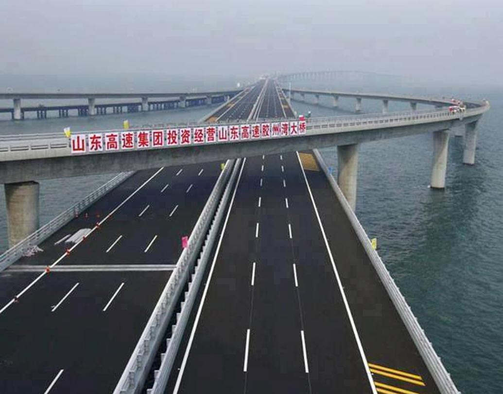 সেতুটি বানাতে খরচ হয়েছে প্রায় ১০ হাজার কোটি ইউয়ান (ভারতীয় মুদ্রায় ১০,৩৮,৬৫,৬৯,০২,৫০০ টাকা)। সূত্রের খবর, প্রতিদিন আনুমানিক ৪০ হাজারেরও বেশি গাড়ি যাতায়াত করবে সেতুটির উপর দিয়ে।