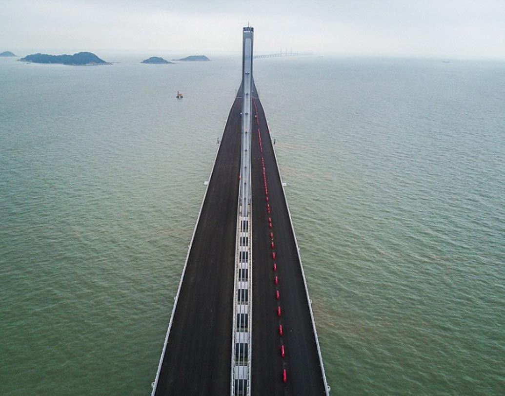 সেতুটি তৈরির সময়েই ১৯ জন কর্মীর মৃত্যু হয়েছিল। নিরাপত্তা নিয়েও উঠেছিল প্রশ্ন। চিনের সরকারি গণমাধ্যম সূত্রে খবর, সমুদ্র সেতুটির পরিকাঠামো এবং নিরাপত্তার দিকটি বর্তমানে খতিয়ে দেখার কাজ চলছে। পুরোপুরি সবুজ সঙ্কেত পাওয়ার পরেই সেতুটির উদ্বোধন করা হবে।