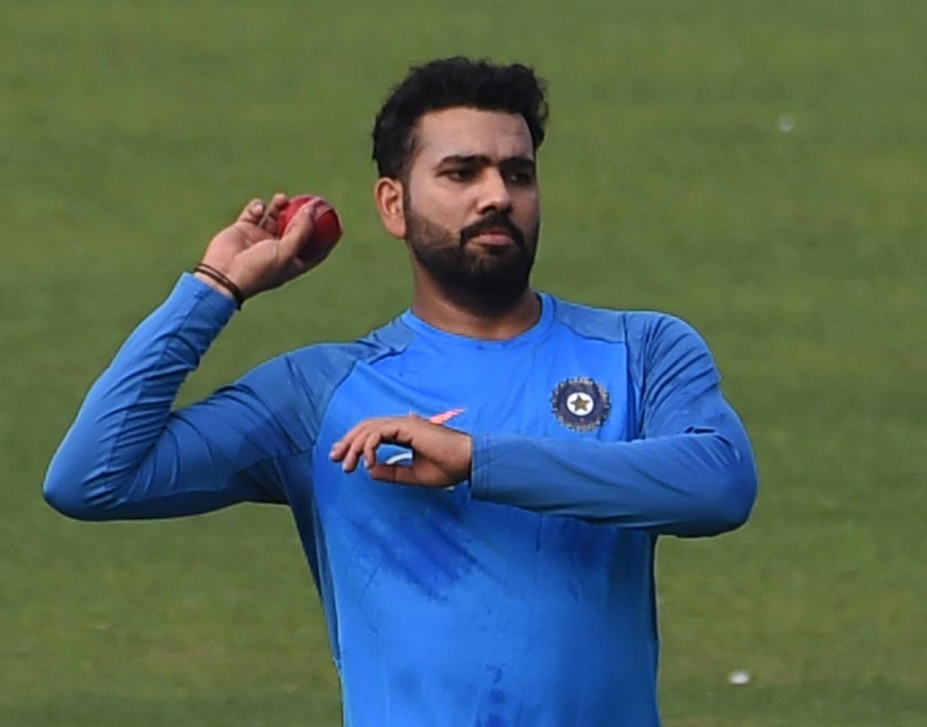 রোহিত শর্মা: আইপিএলে তেমন ছন্দে না থাকলেও কলোম্বোয় বাংলাদেশের বিরুদ্ধে শেষ দুই আন্তর্জাতিক টি২০-তে‌ রান পেয়েছেন। ইনিংসের শুরুতে তাই রোহিতের থাকাটা পাকা। ফাইল চিত্র।