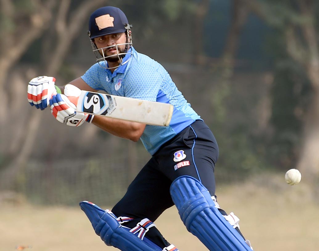 সুরেশ রায়না: চার নম্বর জায়গাটার জন্য লড়াই রায়না, মণীশ পাণ্ডে এবং দীনেশ কার্তিকের। সেই লড়াইয়ে অভিজ্ঞতার বিচারে বাকিদের টেক্কা দিয়ে দলে থাকতে পারেন এই বাঁহাতি। ফাইল চিত্র।