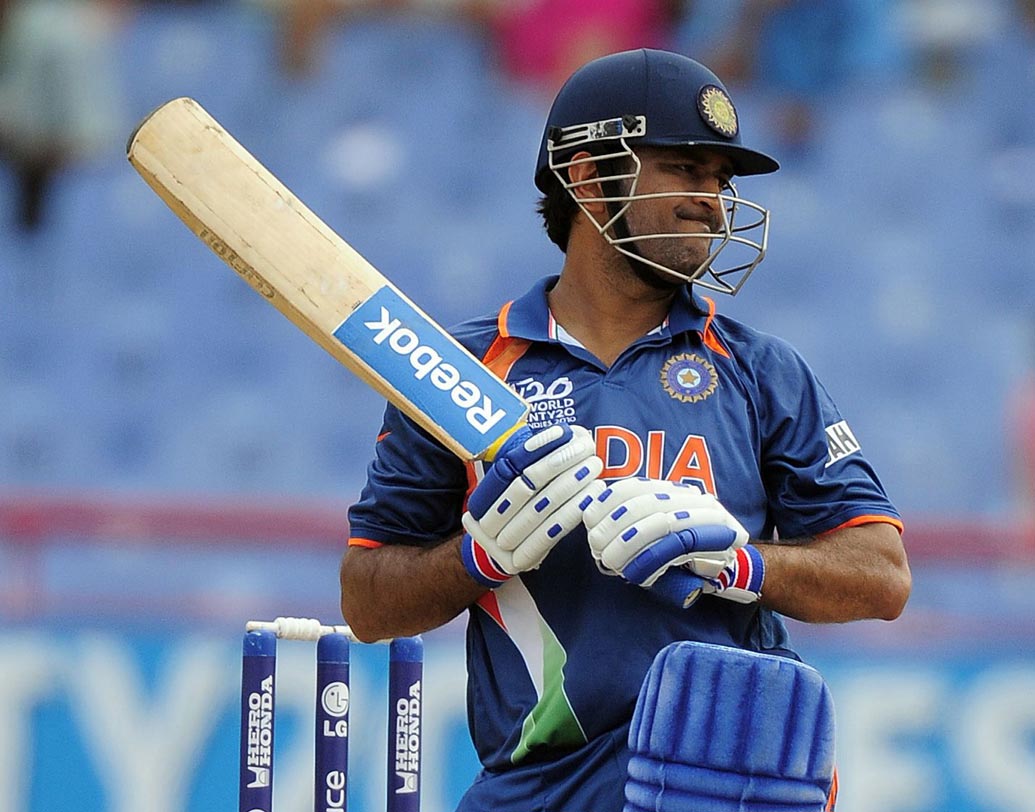 মহেন্দ্র সিংহ ধোনি: ক্যাপ্টেন কুল নিজে পারেননি। কোহালির অধিনায়কত্বে কেরিয়ারের সম্ভবত শেষ ইংল্যান্ড সফর স্মরণীয় করে রাখতে আজ থেকেই শুরু করতে হবে ‘মাহি মার রাহা হ্যায়’। ফাইল চিত্র।