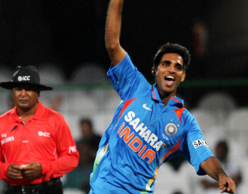 ভুবনেশ্বর কুমার: দক্ষিণ আফ্রিকা সফরে দুরন্ত বল করেছিলেন। আজ আইরিশদের বিরুদ্ধে তো বটেই গোটা ইংল্যান্ড সফরে এই মুহূর্তে ভারতের সেরা সুইং বোলারকে নিয়ে আশায় কোহালিরা। ফাইল চিত্র।