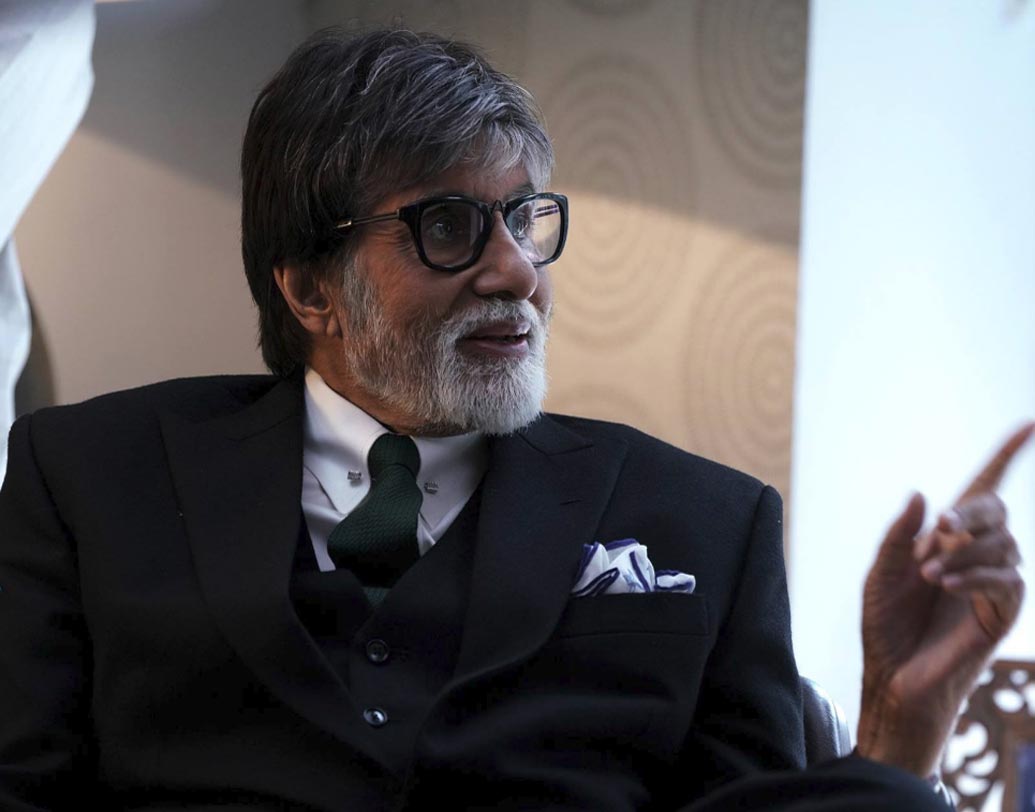 অমিতাভ বচ্চন: জার্নিটা শুরু হয়েচিল ১৯৬৯ সালে। মৃণাল সেনের জাতীয় পুরস্কারপ্রাপ্ত ছবি ‘ভুবন সোম’-এ ভয়েল ন্যারেটর হিসেবে কাজ করেছিলেন অমিতাভ। সেখান থেকে ‘সাত হিন্দুস্তানি’ ছবিতে তাঁকে কাস্ট করেন পরিচালক খজা আহমেদ আব্বাস। এই ছবিতে অভিনয়ের জন্য পাঁচ হাজার টাকা হাতে পেয়েছিলেন ‘বিগ বি’।