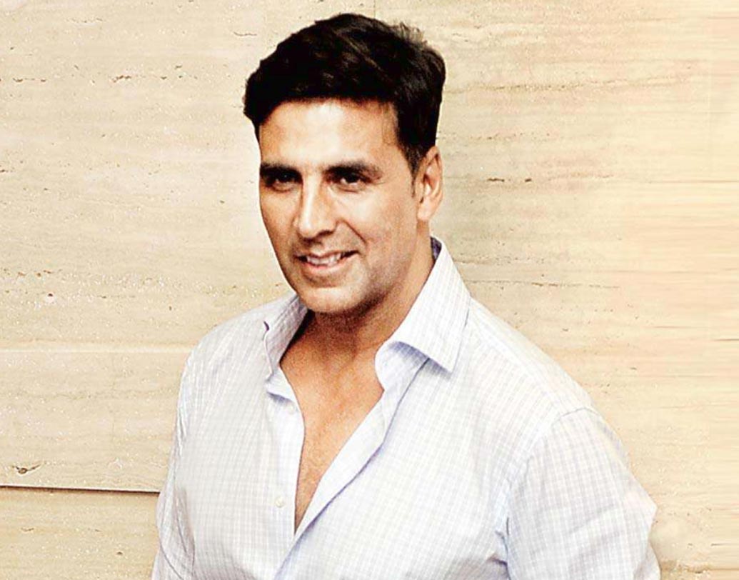 অক্ষয় কুমার: বলিউডের প্রথম সারির অভিনেতাদের মধ্যে একজন অক্ষয় কুমার। মার্শাল আর্টে ছিল তাঁর আগ্রহ। রেস্তোরাঁয় ওয়েটারের কাজও করেছেন। বলিউডে অভিষেক ১৯৯১ সালে রাজ সিপ্পির ‘সৌগন্ধ’ ছবিতে। ডেবিউ ছবিটিতে পাঁচ হাজার টাকা পারিশ্রমিক দিয়েই কেরিয়ারের শুরু করেছিলেন অক্ষয়।