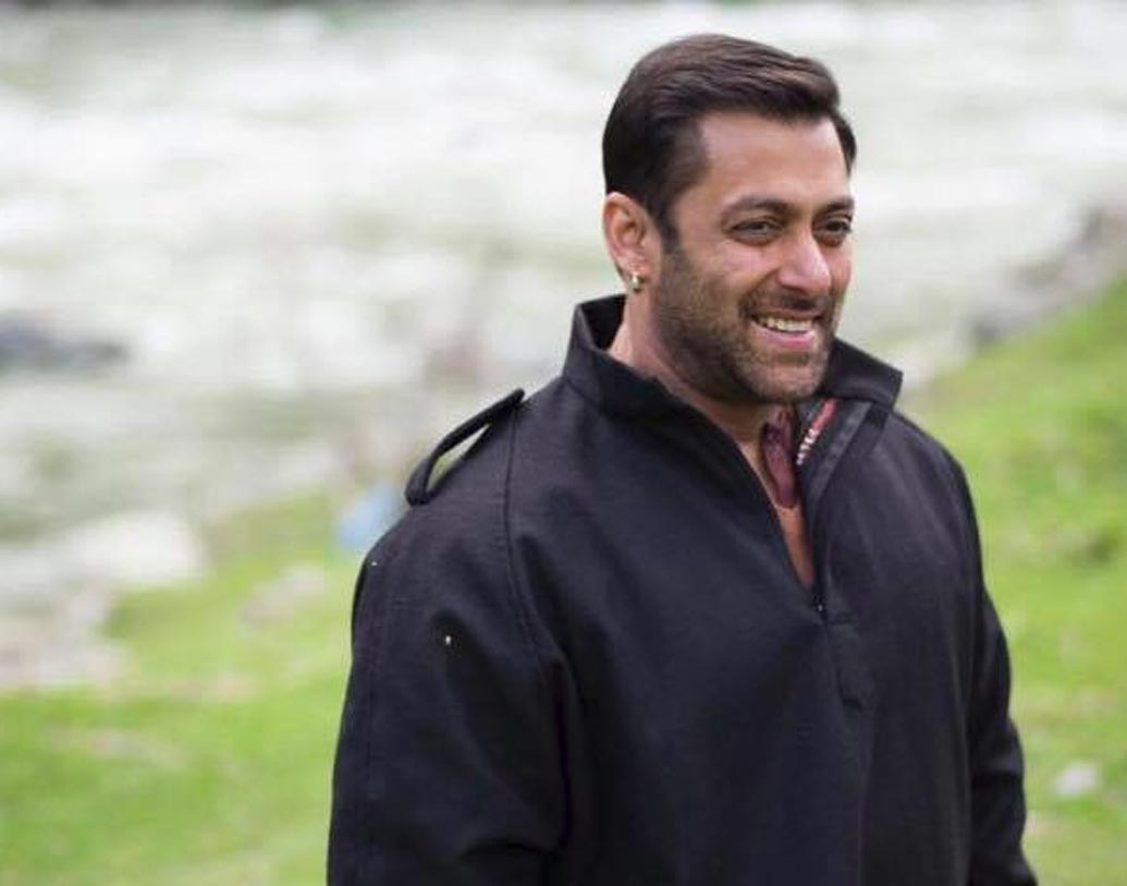 সলমন খান: সলমনের বলিউডে ডেবিউ ছবি ‘বিবি হো তো অ্যায়সি’। এই ছবিতে কাজ করার জন্য নাকি প্রতি মাসে ১৫০০ টাকা করে পারিশ্রমিক পেতেন বলিউডের ভাইজান। সেখান থেকেই তিনি পরিচালক সূর্য বরজাতিয়ার নজরে পড়ে যান। পরের ছবি ‘ম্যায়নে প্যার কিয়া’ বক্স-অফিসে তুমুল সাফল্য পায়। ছবির জন্য সলমনকে ৩১ হাজার টাকা পারিশ্রমিক দেওয়া হয়েছিল।