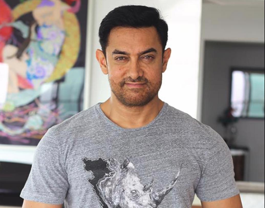 আমির খান: বলিউডের ‘মিস্টার পারফেকশনিস্ট’ বর্তমানে এক একটি ছবির জন্য পারিশ্রমিক পান প্রায় ৫০ কোটি টাকা। কেরিয়ারের একদম শুরুটা কিন্তু এতটা মসৃণ ছিল না আমিরের। ১৯৭৩-৭৪ সালে শিশুশিল্পী হিসেবে নাসির হুসেনের সঙ্গে প্রথম কাজ করেন আমির। ১৯৮৮ সালে ডেবিউ ছবি মনসুর খানের ‘কয়ামত সে কয়ামত তক’। এই ছবির জন্য ১১ হাজার টাকা পারিশ্রমিক পেয়েছিলেন আমির।