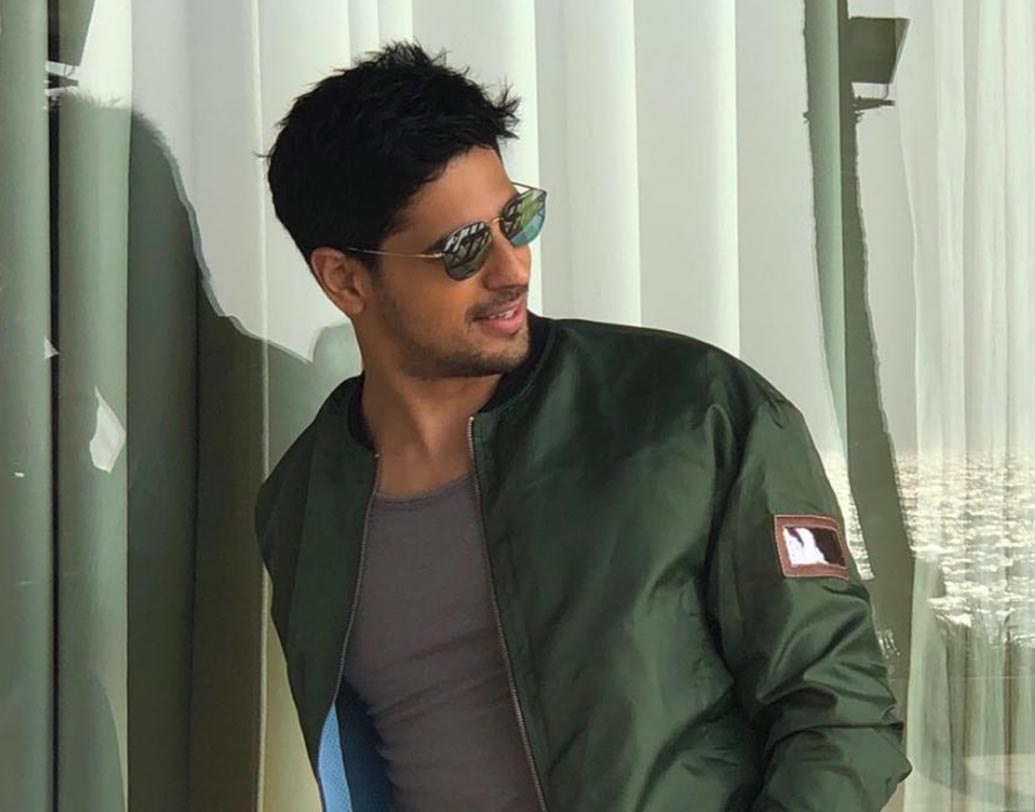 সিদ্ধার্থ মলহোত্র: সিদ্ধার্থের বড় পর্দায় অভিষেক কর্ণ জোহরের হাত ধরে। ডেবিউ ছবি ‘স্টুডেন্ট অব দ্য ইয়ার’-এর জন্য ১ লক্ষ ১০ হাজার টাকা পারিশ্রমিক পেয়েছিলেন বি-টাউনের এই হ্যান্ডসাম হাঙ্ক।