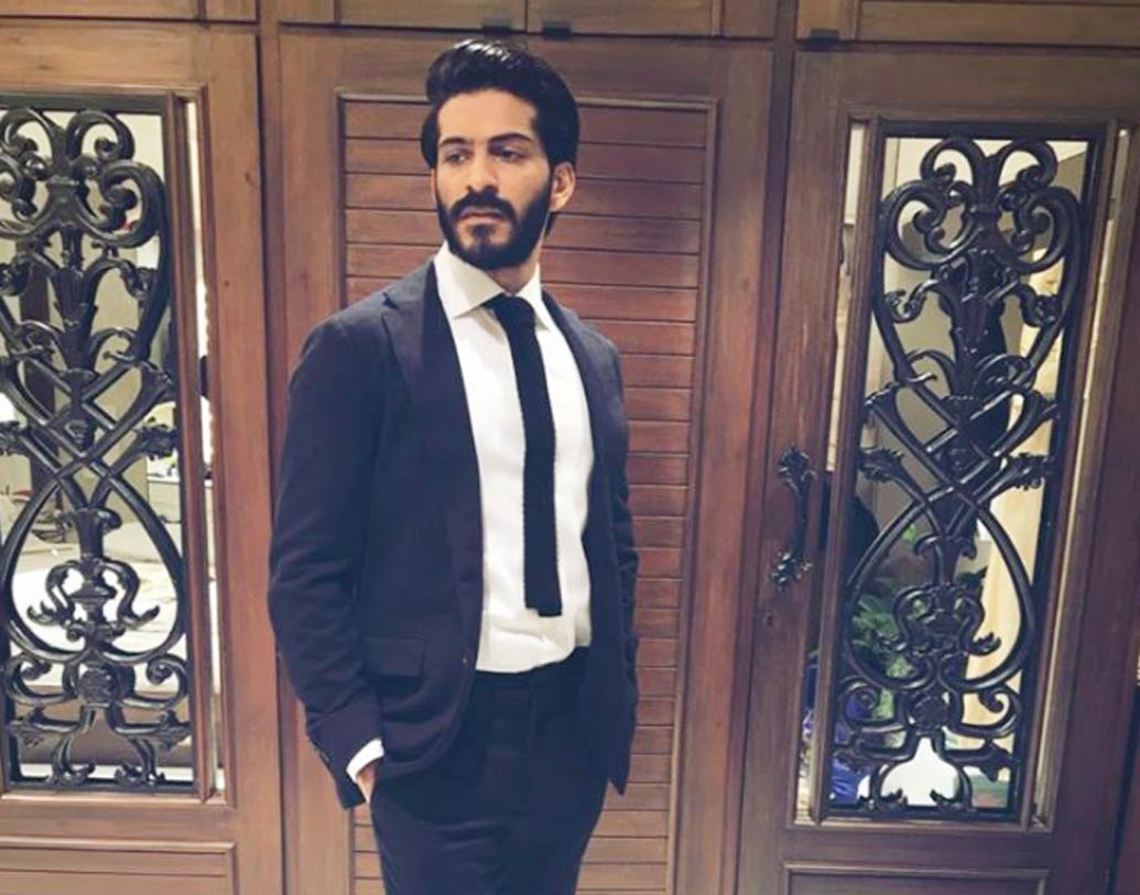 হর্ষবর্ধন কপূর: তাঁর প্রথম ছবি ‘মিরজা’ বক্স অফিসে চলেনি। তবে সোনম কপূরের ভাই হর্ষবর্ধন কপূরের অভিনয় ভালই লেগেছিল সমালোচকদের। সেরা ডেবিউ অভিনেতার পুরস্কারও পেয়েছিলেন তিনি। অলিম্পিক চ্যাম্পিয়ন অভিনব বিন্দ্রার বায়োপিকের জন্য তিনিই ছিলেন প্রথম পছন্দ। এই ছবিতে অভিনয়ের জন্য নাকি এক টাকা পারিশ্রমিক নেন হর্ষবর্ধন।