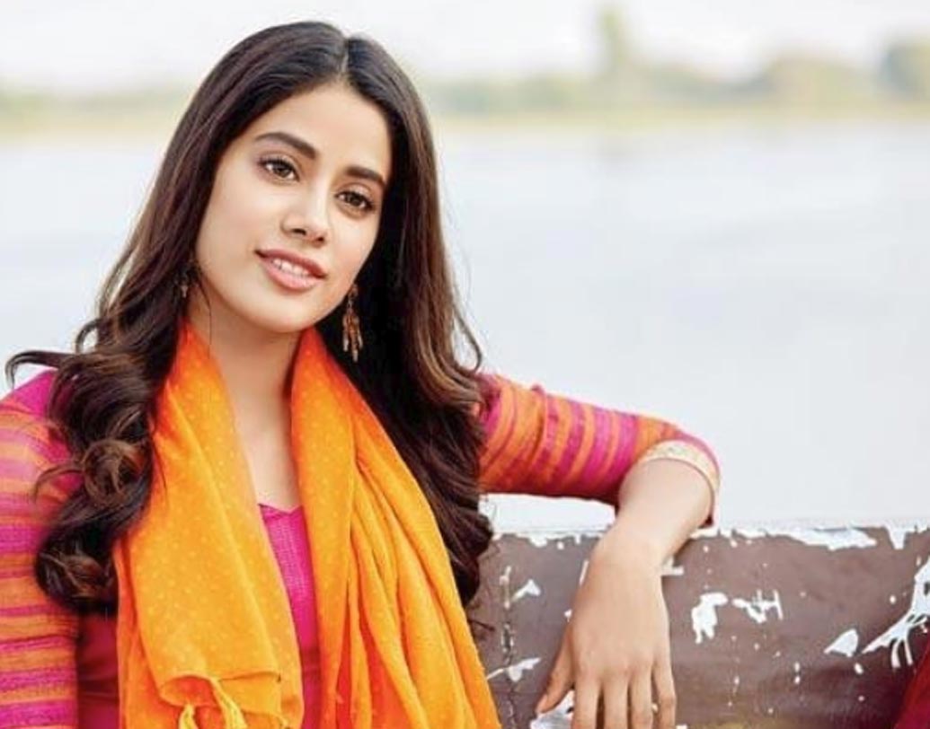 জাহ্নবী কপূর: শশাঙ্ক খৈতানের পরিচালনায় ‘ধড়ক’ ছবিতে শাহিদ কপূরের ভাই ঈশান খট্টরের বিপরীতে রয়েছেন জাহ্নবী। তাঁর স্ক্রিন প্রেজেন্স ইতিমধ্যেই সাড়া ফেলেছে ইন্ডাস্ট্রিতে। ছবিতে অভিনয়ের জন্য ৬০ লক্ষ টাকা পারিশ্রমিক পাচ্ছেন জাহ্নবী।