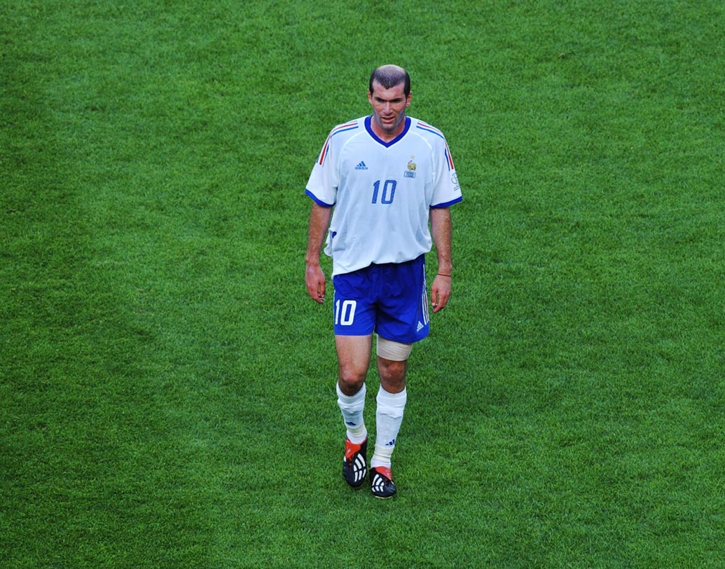 ফ্রান্স: দেশের মাটিতেই ব্রাজিলকে ৩-০ গোলে হারিয়ে বিশ্বকাপের মুকুট ছিনিয়ে নিয়েছিল জিদানের ফ্রান্স। সালটা ছিল ১৯৯৮। অঘটনটা ঘটে ২০০২-এর বিশ্বকাপে। সেনেগালের কাছে ০-১ গোলে হেরে মাত্র এক পয়েন্ট নিয়ে গ্রুপ থেকেই ছিটকে যায় ফ্রান্স।