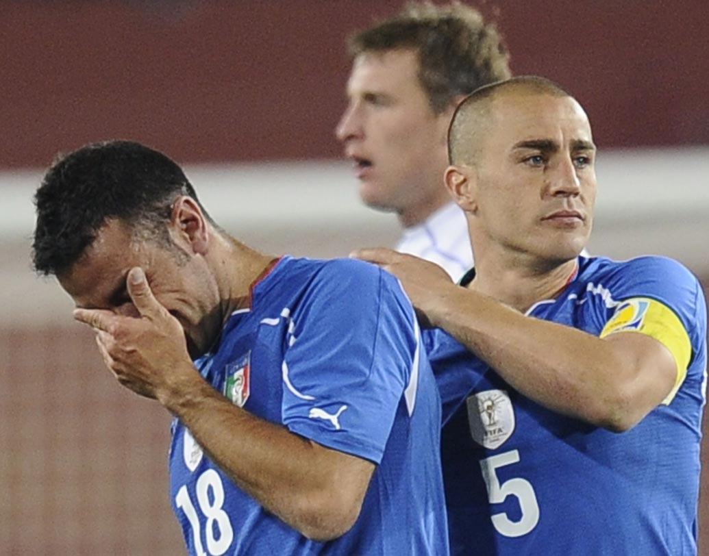 ইতালি: ২০০৬ সালের ৯ জুলাই। বার্লিনে অনুষ্ঠিত ফাইনালে মুখোমুখি ফ্রান্স ও ইতালি। টাইব্রেকারে ৫-৩ গোলে ফ্রান্সকে হারিয়ে জয়ের শিরোপা ছিনিয়ে নেয় ইতালি। পরের বিশ্বকাপে জোহানেসবার্গে হাড্ডাহাড্ডি ম্যাচের পর ইতালিকে ২-৩ গোলে হারিয়ে দেয় স্লোভাকিয়া। গ্রুপ পর্ব থেকেই বিদায় নিতে হয় বিশ্বচ্যাম্পিয়ন ইতালিকে।