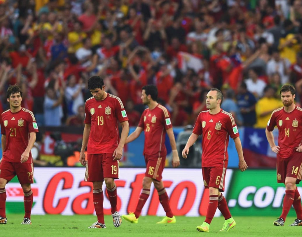 স্পেন: ২০১০ বিশ্বকাপের ফাইনাল ম্যাচে নেদারল্যান্ডসকে ১-০ গোলে হারিয়ে চ্যাম্পিয়ন হয় স্পেন। একস্ট্রা টাইমের শেষ চার মিনিটে দুরন্ত গোল করে স্পেনকে জয় এনে দেয় আন্দ্রে ইনিয়েস্তা। কিন্তু, ২০১৪ বিশ্বকাপের গ্রুপ স্টেজেই ধরাশায়ী হতে হয় স্পেনকে। মাত্র ৩ পয়েন্ট নিয়ে ছিটকে যায় স্পেন।
