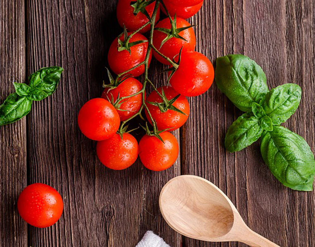 টোম্যাটোতে রয়েছে ভরপুর ভিটামিন ‘সি’, ভিটামিন ‘এ’ এবং লাইকোপেন। ডায়াবিটিসের কারণে হার্টের অসুখ রোধ করে এই উপাদানগুলি। তা ছাড়া, লো-কার্ব ও ক্যালোরি কম থাকায় ওজন নিয়ন্ত্রণেও সাহায্য করে এটি। ফলে প্রতি দিনের ডায়েটে অবশ্যই রাখুন টোম্যাটো।