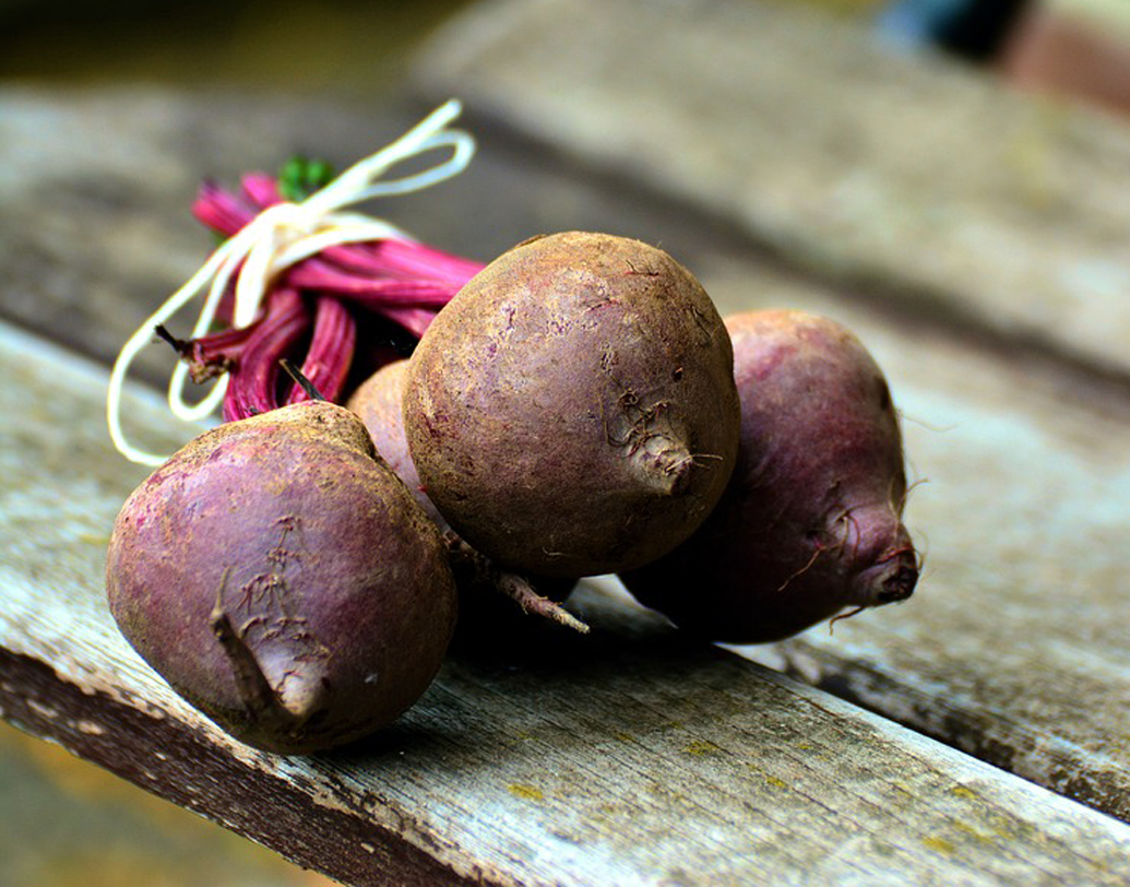 শুধুমাত্র শীতকালেই নয়, আজকাল প্রায় সব মরসুমেই বাজারে বিটের দেখা মেলে। বিটে প্রচুর পরিমাণ ভিটামিন, মিনারেল, ফাইবার থাকায় তা ডায়াবিটিস কমাতে সাহায্য করতে পারে। তা ছাড়া, এতে রয়েছে ন্যাচারাল সুগার যা অতি দ্রুত গ্লুকোজে পরিণত হয় না। ফলে ডায়াবিটিস রাশ টানতে সাহায্য করে।