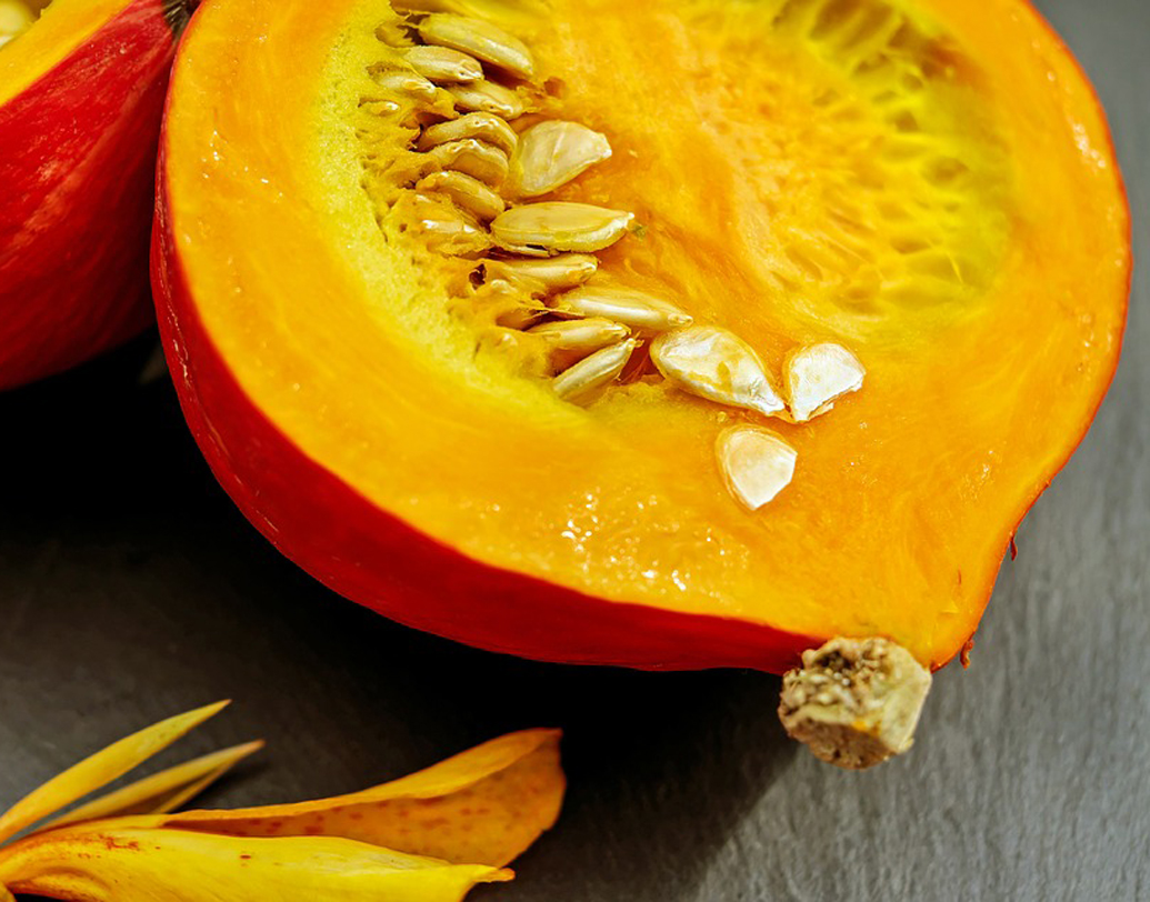 অনেকেই কুমড়ো থেকে তার বীজ ফেলে দেন। একে অতটা হেলাফেলা করবেন না। ফ্যাটি অ্যান্ড সুগারি ফুড খাওয়ার প্রবণতাকে নিয়ন্ত্রণ করে কুমড়োর বীজ। এতে আইরন এবং আনস্যাচুরেটেড ফ্যাট রয়েছে, যা পেট ভরা রাখে।