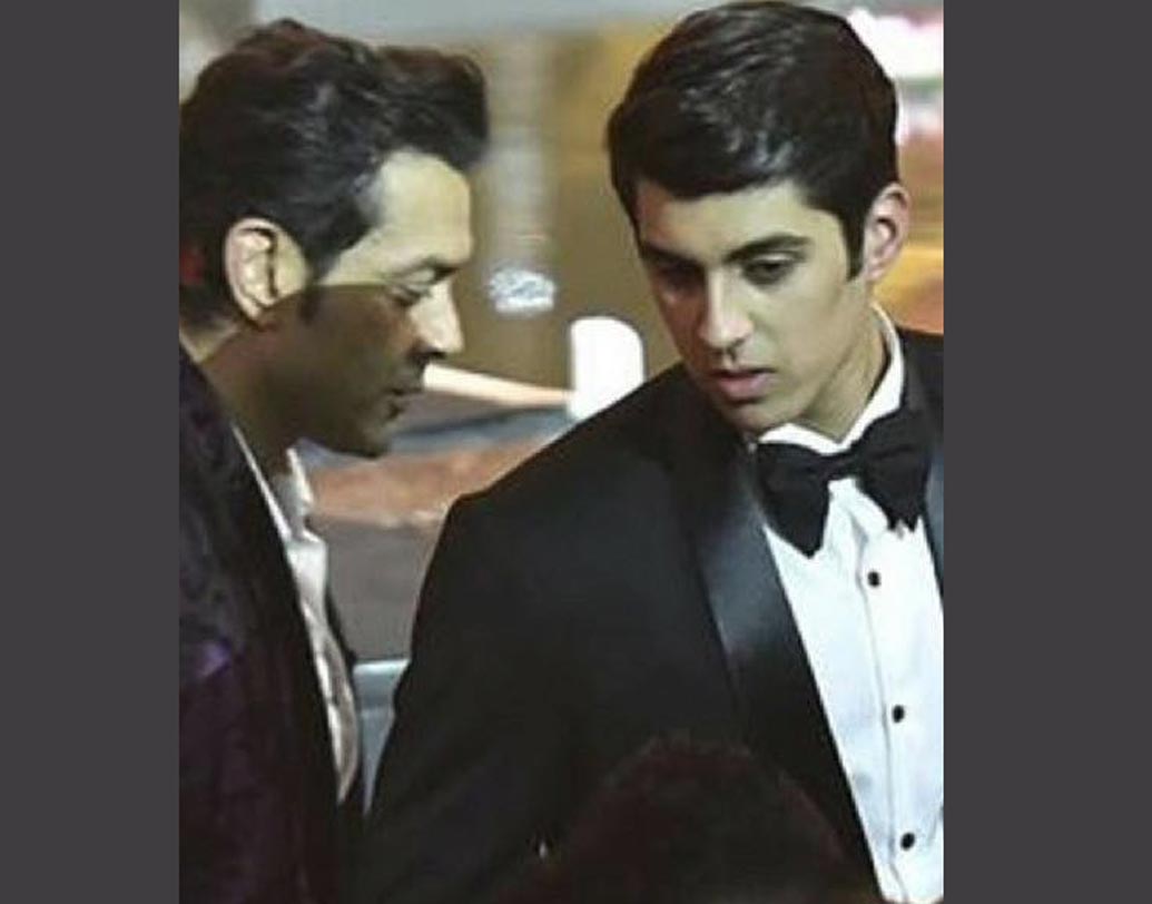 বাবার পাশে বছর ষোলোর এই ঝকঝকে তরুণকে ক্যামেরাবন্দি করেছে পাপারাৎজিরা। দিন কয়েক আগেই ব্যাঙ্ককে বেশ সমারোহের সঙ্গে অনুষ্ঠিত হয়েছে ১৯তম আন্তর্জাতিক ফিল্ম ফেয়ার অ্যাওয়ার্ড। সেখানেই দেখা মেলে তরুণ এই তারকাপুত্রের।