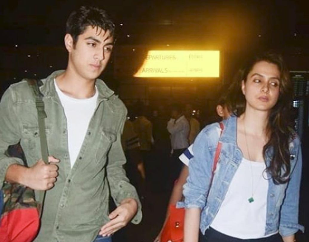 দেওল পরিবারের এই ছেলের নাম আর্যমান দেওল। সানি-পুত্র কর্ণের পর এ বার লাইমলাইটে ববি দেওলের ছেলে আর্যমান। বাবার পাশে কালো শুটের সুদর্শন আর্যমান এখন সোশ্যাল মিডিয়ার নতুন ট্রেন্ড।