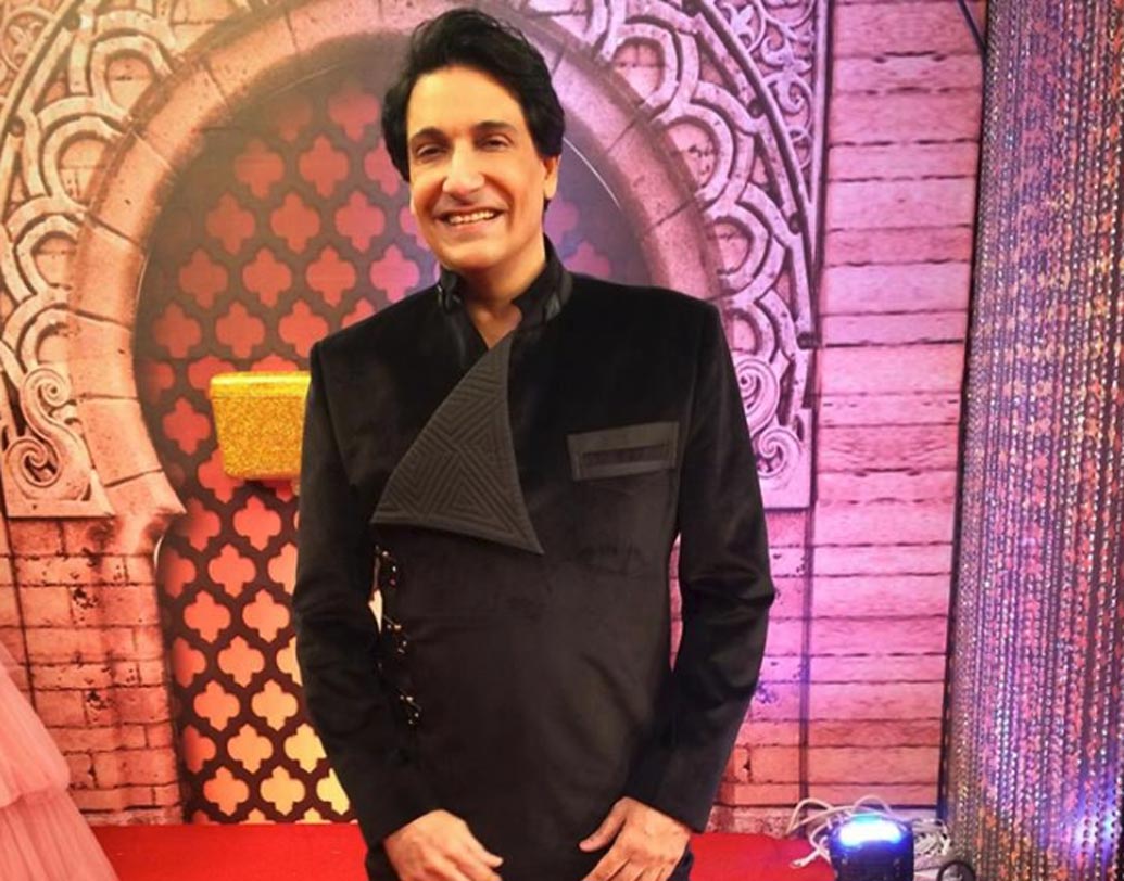 শামাক দাভার: মাধুরি, শাহরুখ থেকে করিশ্মা— হিন্দী সিনেমার তাবড় অভিনেতা-অভিনেত্রীদের নাচিয়েছেন নিজের তালে। ১৯৯৭ সালে জাতীয় পুরস্কারও রয়েছে তাঁর ঝুলিতে। কনটেম্পোরারি, জ্যাজ-সহ পাশ্চাত্য ঘরানাকে দেশের মাটিতে সফল ভাবে নিয়ে এসেছেন তিনি। তাঁর সম্পত্তির পরিমাণ নাকি প্রায় ১৬০ কোটি টাকা।