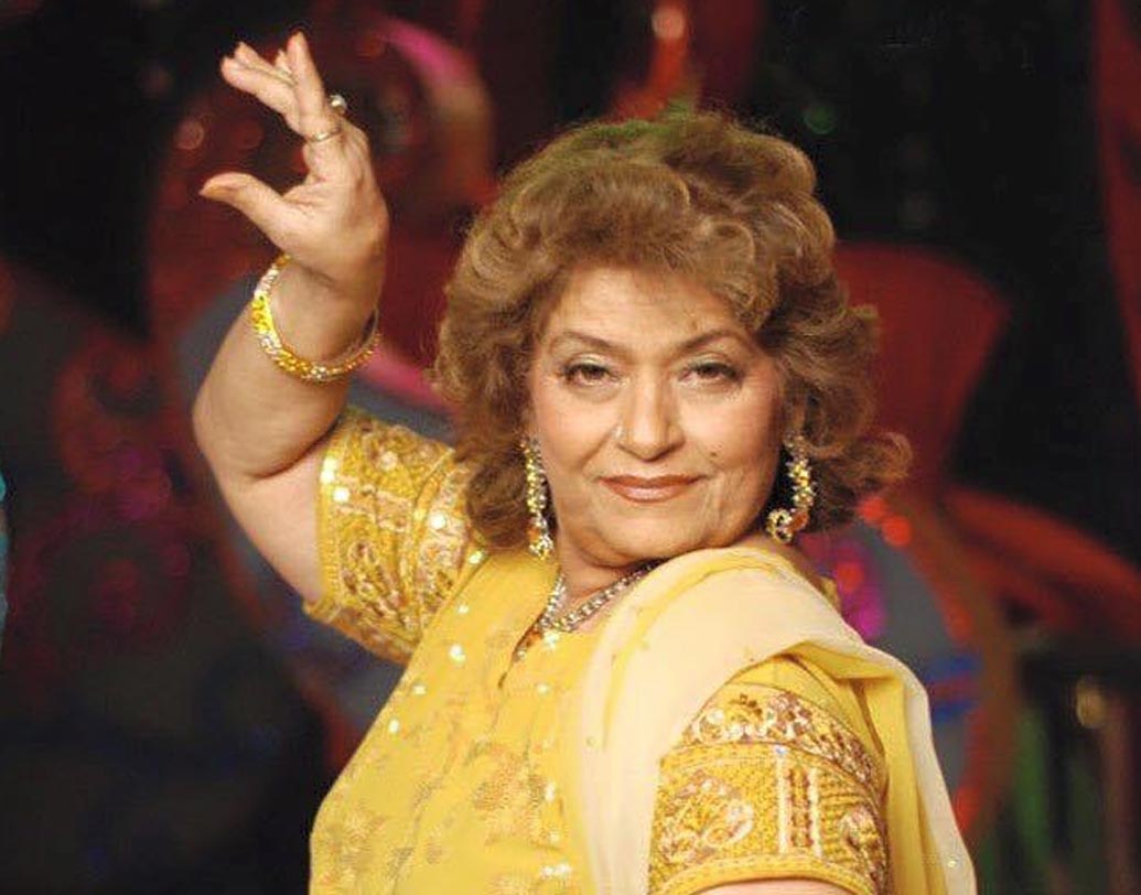 সরোজ খান: ৪০ বছর ধরে বলিউডে রাজত্ব করছেন সরোজ খান। দু’হাজারেরও বেশি গানের সঙ্গে কোরিওগ্রাফি করেছেন তিনি। হাতে ধরে নাচ শিখিয়েছেন বলিউডের অনেক তাবড় অভিনেত্রীকেই। সরোজের সম্পত্তির পরিমাণ নাকি ৩২ কোটি টাকা।