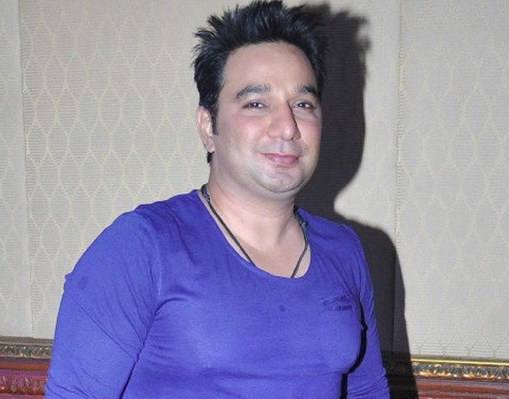 আহমেদ খান: একাধারে অভিনেতা, পরিচালক এবং কোরিওগ্রাফার আহমেদের ঝুলিতে রয়েছে ‘গোল্ডেন জুবিলি’ থেকে একাধিক ফিল্ম ফেয়ার অ্যাওয়ার্ড। বর্ষীয়ান এই কোরিওগ্রাফারের সম্পত্তির পরিমাণ ২০ কোটি টাকা।