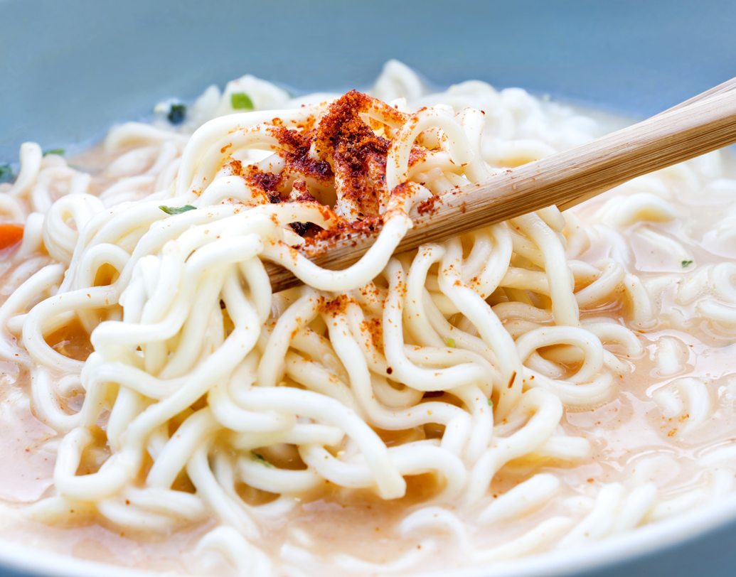 চিজ ম্যাগি: বিষয়টা খুব সোজা। যেভাবে টু মিনিটস নুডুলস বানান, সে ভাবেই বানিয়ে নিন। মানে, জল একটু গরম হলে, তাতে ম্যাগি ও পছন্দের সবজি দিয়ে দু’ মিনিট সময় দিয়ে জল ঝরিয়ে নিয়ে মশলা ছড়িয়ে নিন। তা হলেই তৈরি আপনার সাধের ম্যাগি। চিজ ম্যাগি বানাতে আরও এক ধাপ কাজ বাকি। নামানোর আগে, ম্যাগির উপর ছড়িয়ে দিন গ্রেটেড চিজ। ব্যস, এটুকুই। ছবি: শাটারস্টক।