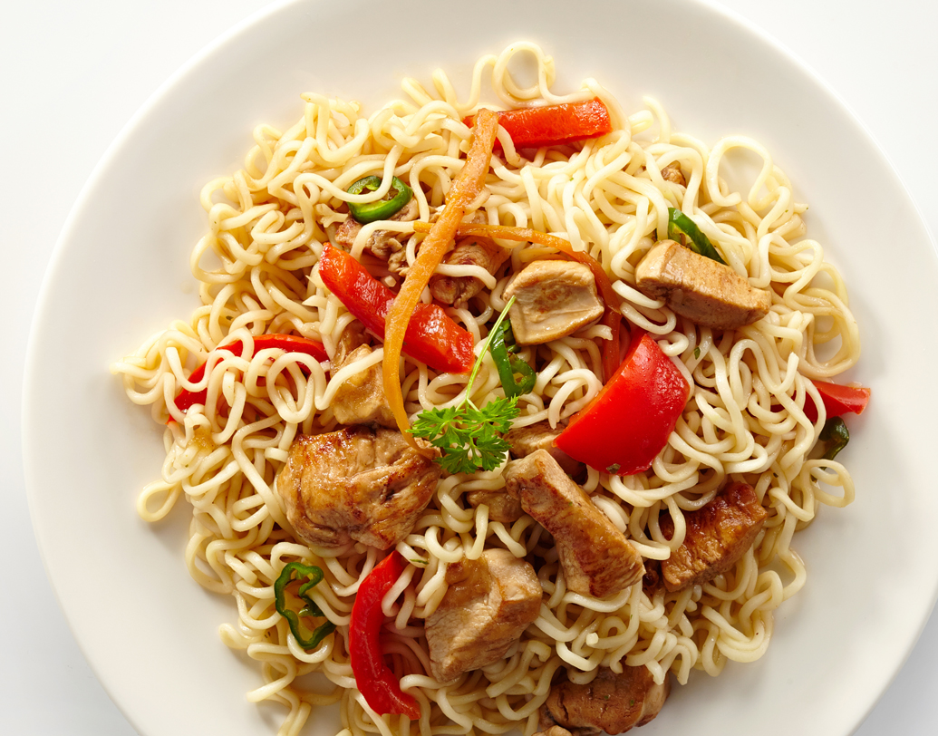 মিট ম্যাগি: আমিষাশী? তবে এ রেসিপি আপনার। ছোট টুকরোর বোনলেস চিকেনকে নুন, হলুদ, ম্যাগি মশলা, লেবুর রস, একটু টমাটো সস ও সামান্য চিনি দিয়ে মেখে রাখুন। কড়ায় সাদা তেল গরম করে তাতে ঝিরিঝিরি করে কাটা পিঁয়াজ ও রসুনের টুকরো দিন। মেখে রাখা মাংস দিয়ে কষে নিন। এ বার আগে থেকে প্রায় সেদ্ধ করে রাখা ম্যাগি দিয়ে নাড়াচাড়া করে নামিয়ে নিন। ছবি: শাটারস্টক।