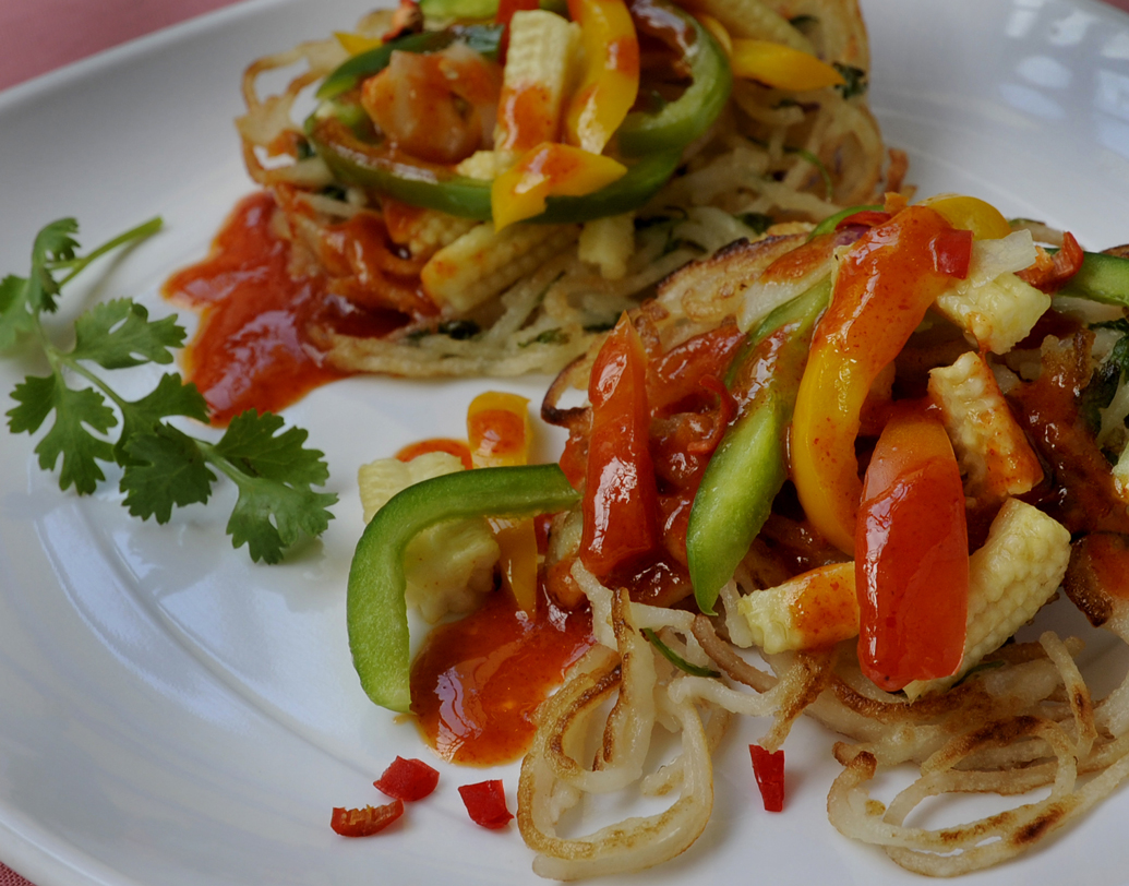 ম্যাগি পকোড়া: যে ভাবে জল ঝরানো শুকনো ম্যাগি বানান, সে ভাবে বানিয়ে নিন। এ বার তা ঠান্ডা করে তাতে ম্যাগি মশলা, গরম মশলা, নুন, লঙ্কা গুঁড়ো, আদা গুঁড়ো, বেরেস্তা, খাবার সোডা মেশান। গলা মাখন দিন। এতে যোগ করুন ছোট এক কাপ বেসন। আঁট করে মেখে নিন গোটা মিশ্রণ। এ বার ছোট ছোট অংশে ভাগ করে ভাজুন ডুবো তেলে। সস-সহ পরিবেশন করুন মন মাতানো এই পদ। নিজস্ব ছবি।