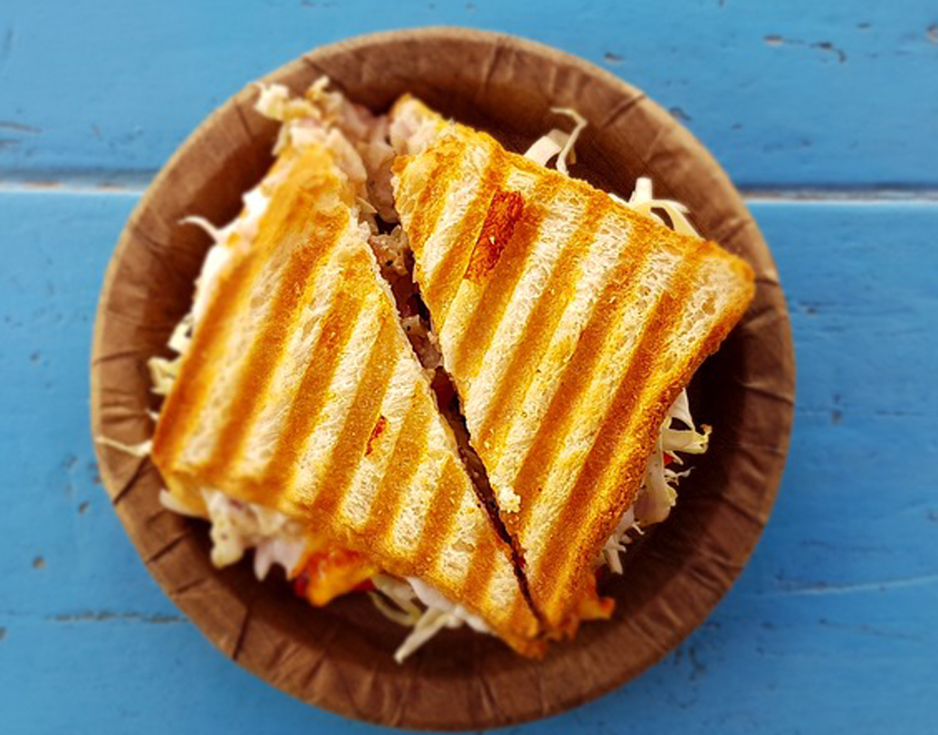 ম্যাগি স্যান্ডউইচ: সবচেয়ে সহজ উপায়ে বানিয়ে ফেলুন এই পদ। সবজি-সহ একটু শুকনো করে বানিয়ে ফেলুন ম্যাগি। এ বার তাকেই পুরে দিন গ্রিলড স্যান্ডউইচের মধ্যে। একঘেয়ে টি‌ফিনে নয়া স্বাদ বাড়ান বা বাড়িতে অতিথিকে দিন চায়ের সঙ্গে। ছবি: পিক্সঅ্যাবে।