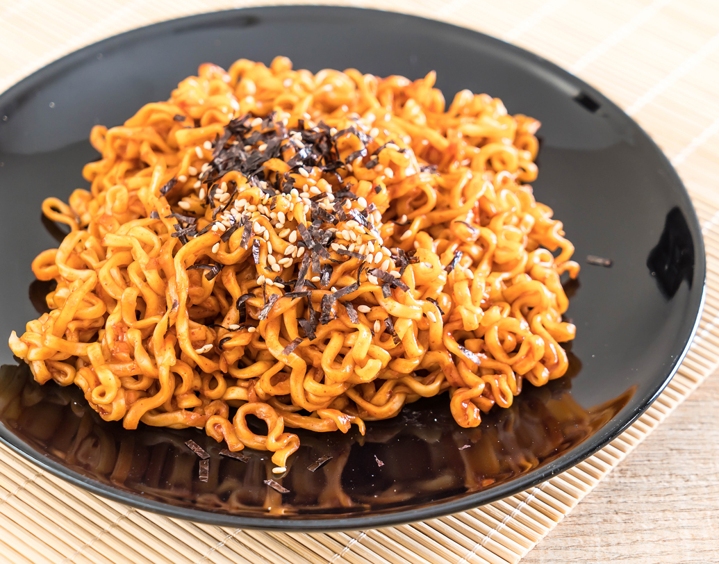 ডিপ ফ্রায়েড ম্যাগি: যে ফ্লেভারের ম্যাগি পছন্দ করেন, সেটাই রাঁধুন একটু শুকনো শুকনো করে। এ বার প্যানে তেল গরম করে তাতে পছন্দের সবজি দিন। মেশান চাট মশলা, ম্যাগি মশলা, আদা-রসুন বাটা, গরম মশলা, নুন, হলুদ, লঙ্কাগুঁড়ো। শুকনো ও ভাজা ভাজা হয়ে এলে এতে দিন বানানো ম্যাগি। তেলে নাড়াচাড়া করুন। নামানোর আগে ধনে পাতা ছড়িয়ে নিন।  ছবি: শাটারস্টক।